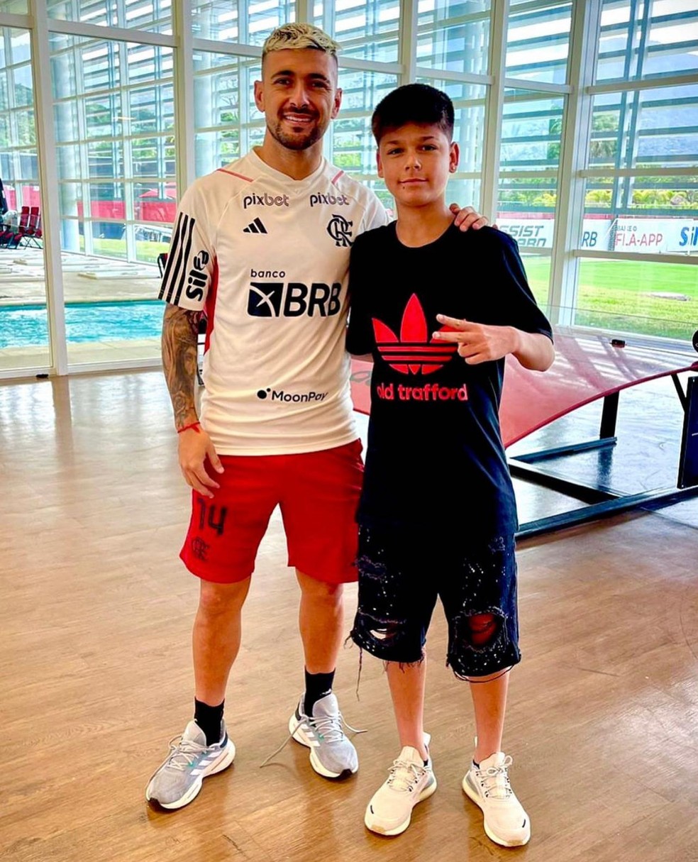 Gui Ruck, de 15 anos, visita Ninho do Urubu e conhece Arrascaeta — Foto: Divulgação