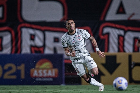 Gabriel chega a marca de 101 vitórias com a camisa do Corinthians (Foto: Heber Gomes/AGIF)