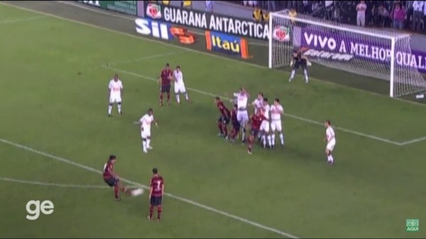 Foto: ge/YouTube – Ronaldinho marcou de falta na virada do Flamengo contra o Santos