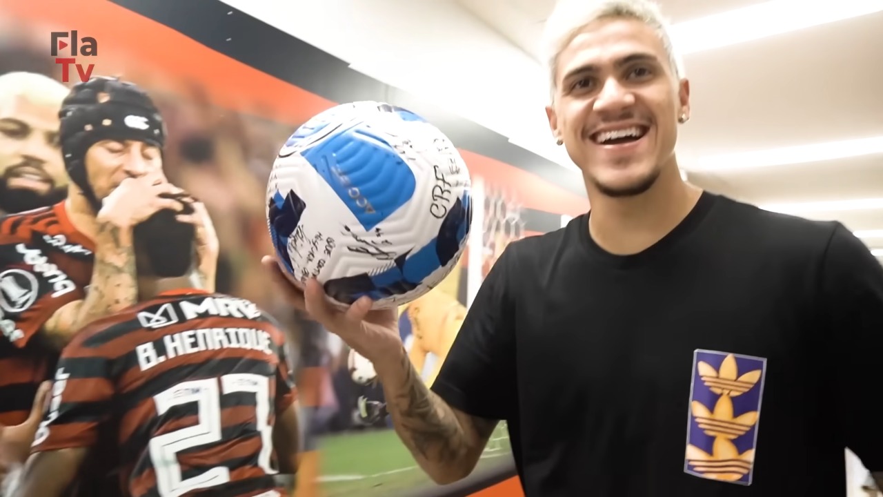 Foto: FLA TV/YouTube – Pedro recebe a bola que lhe foi rejeitada na Libertadores