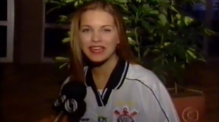 Foto: Reprodução/Globo - Renata foi flagrada com a camisa do Corinthians.