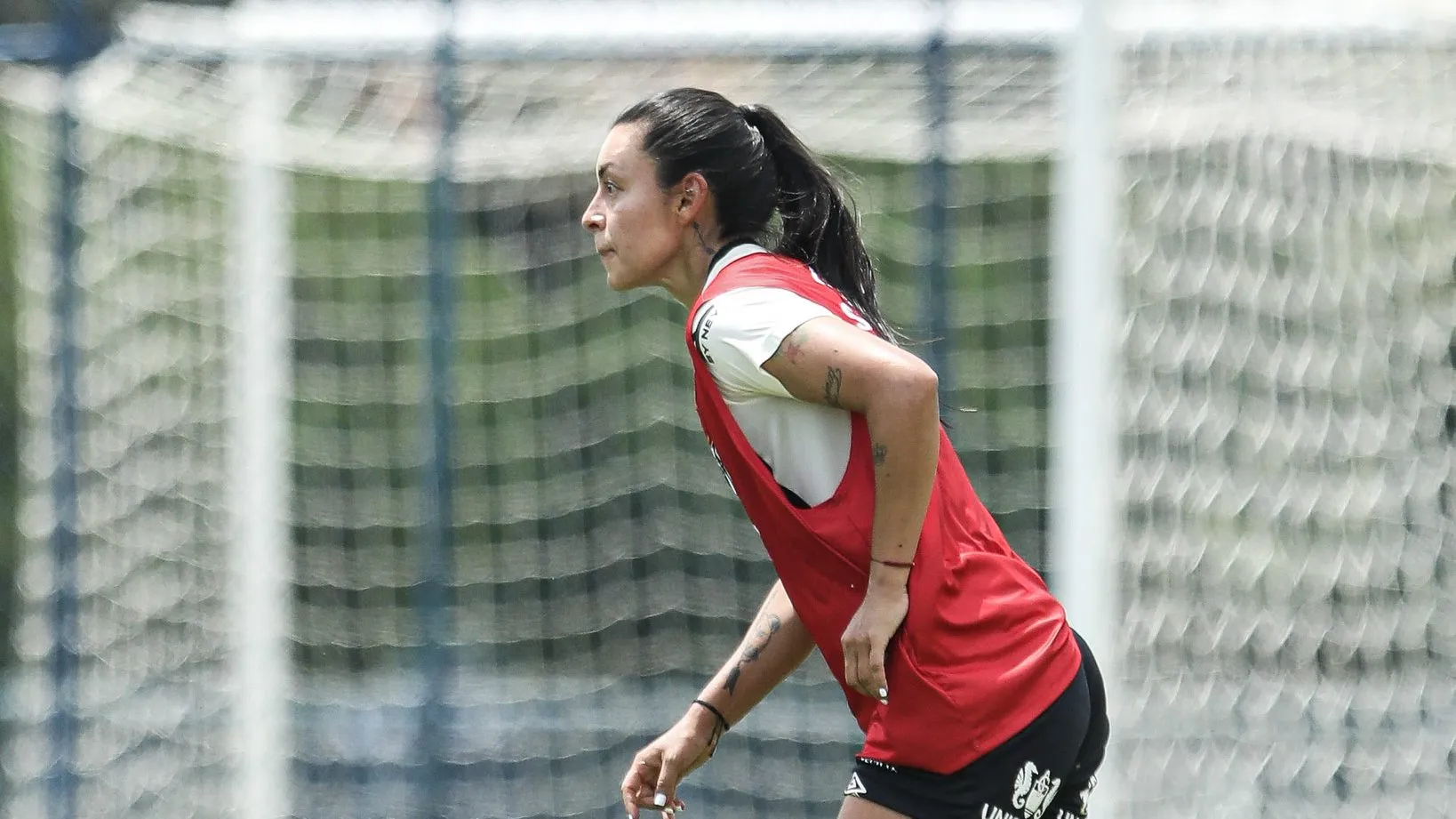 Yoreli Rincón, nova contratação do Santos, em treino no CT