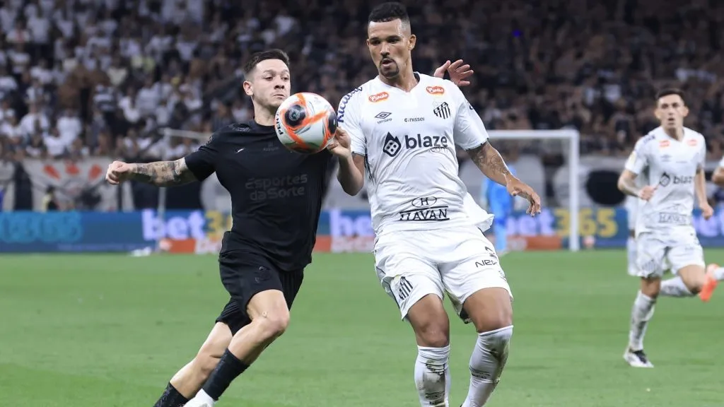 Garro jogador do Corinthians disputa lance com Zé Ivaldo jogador do Santos durante partida no estádio Arena Corinthians pelo campeonato Paulista 2025. Foto: Marcello Zambrana/AGIF