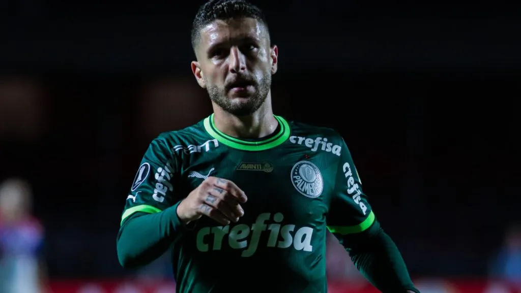 Zé Rafael sério em lance pelo Palmeiras - Foto: IMAGO