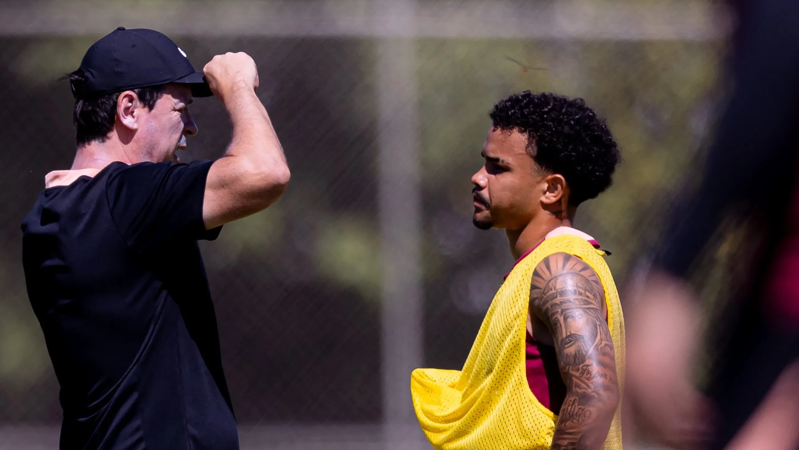 Diniz conversa com Kaio César em treino do Timão – Foto: Agência Corinthians – Rodrigo Coca