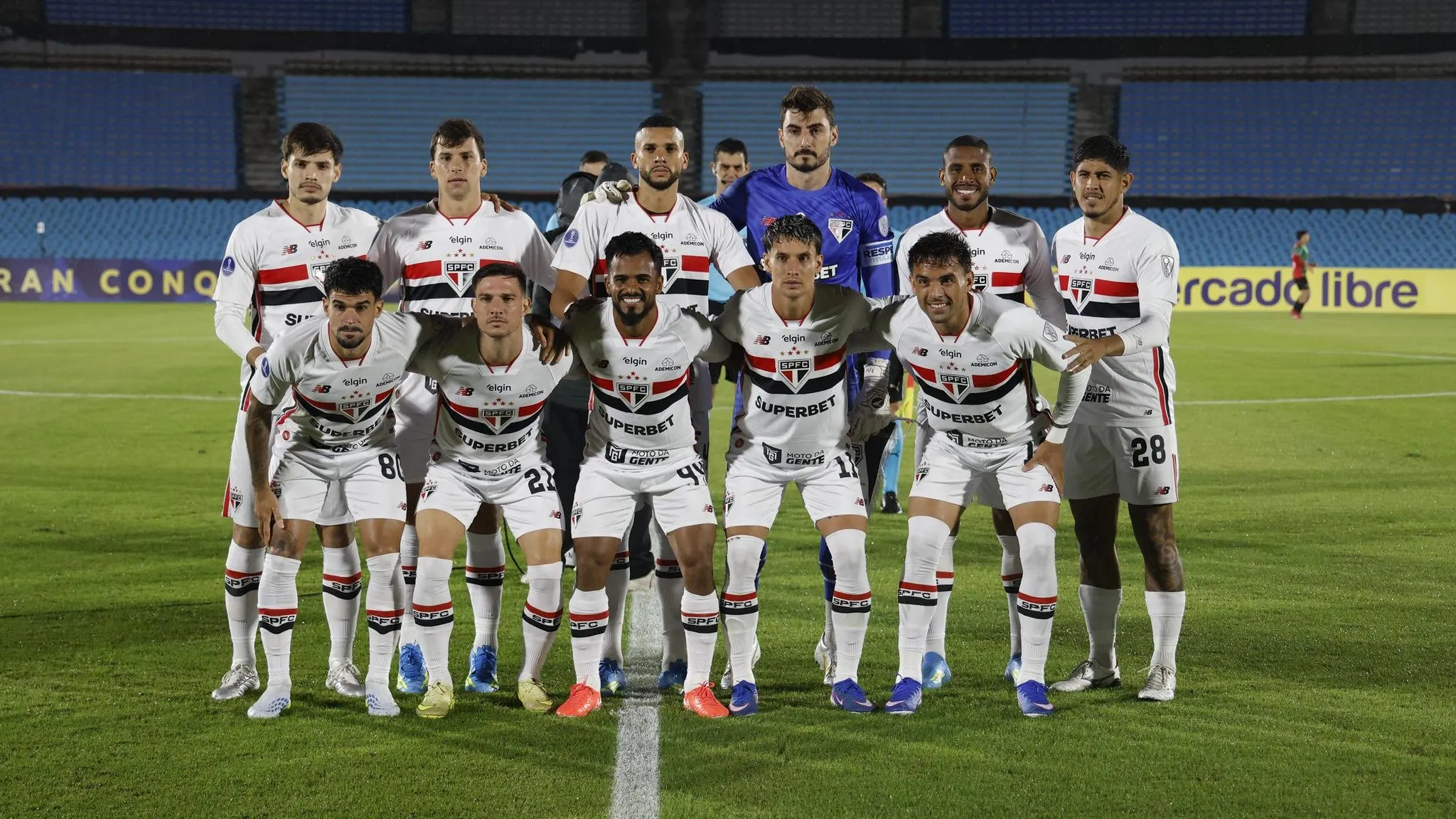 Time titular do Tricolor, posa para foto antes da vitória contra o Boston River. Foto: Rubens Chiri / São Paulo FC
