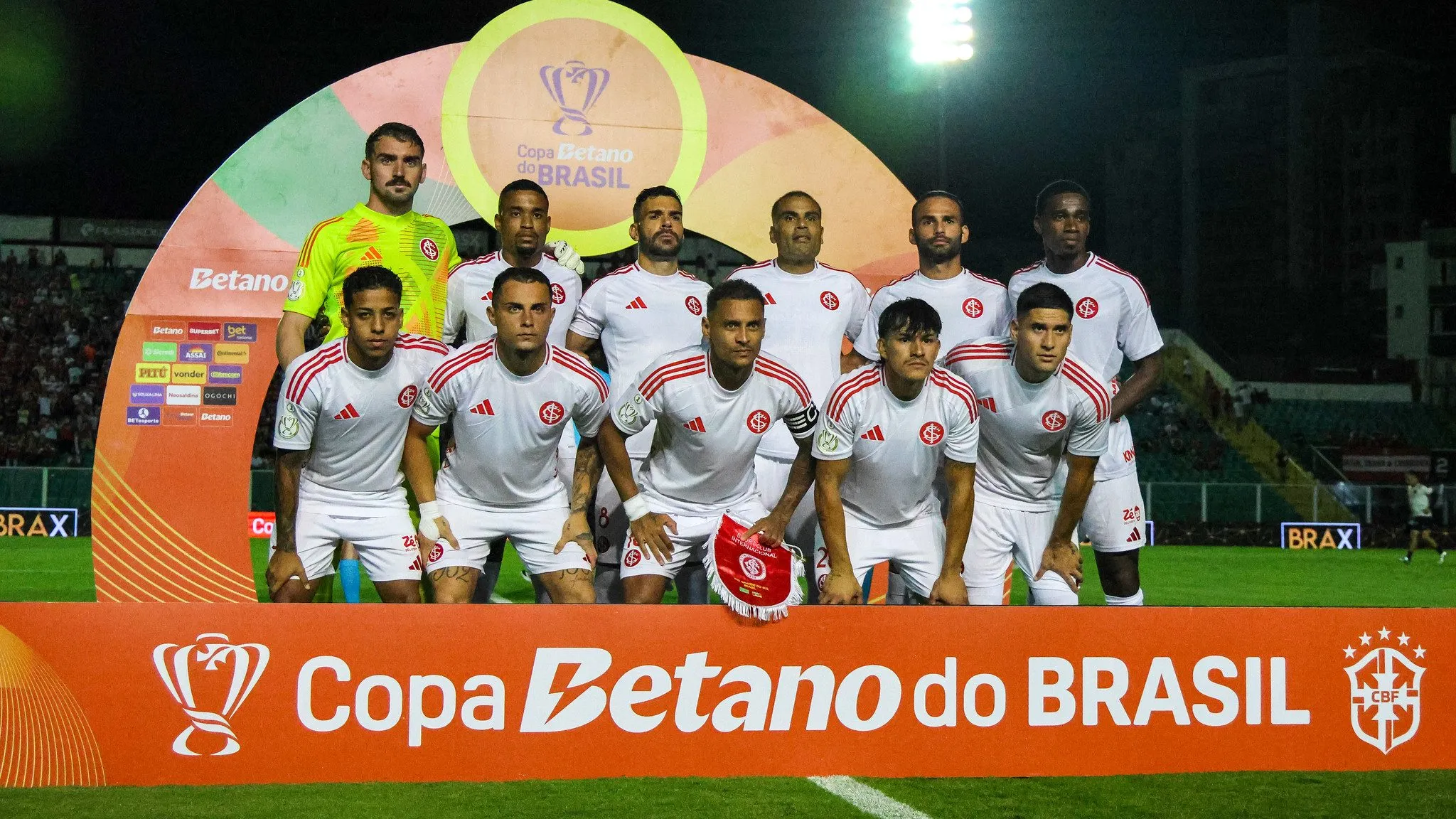 Colorado que encarou o Athletic posa para foto em Florianópolis –  Foto: Ricardo Duarte / Internacional