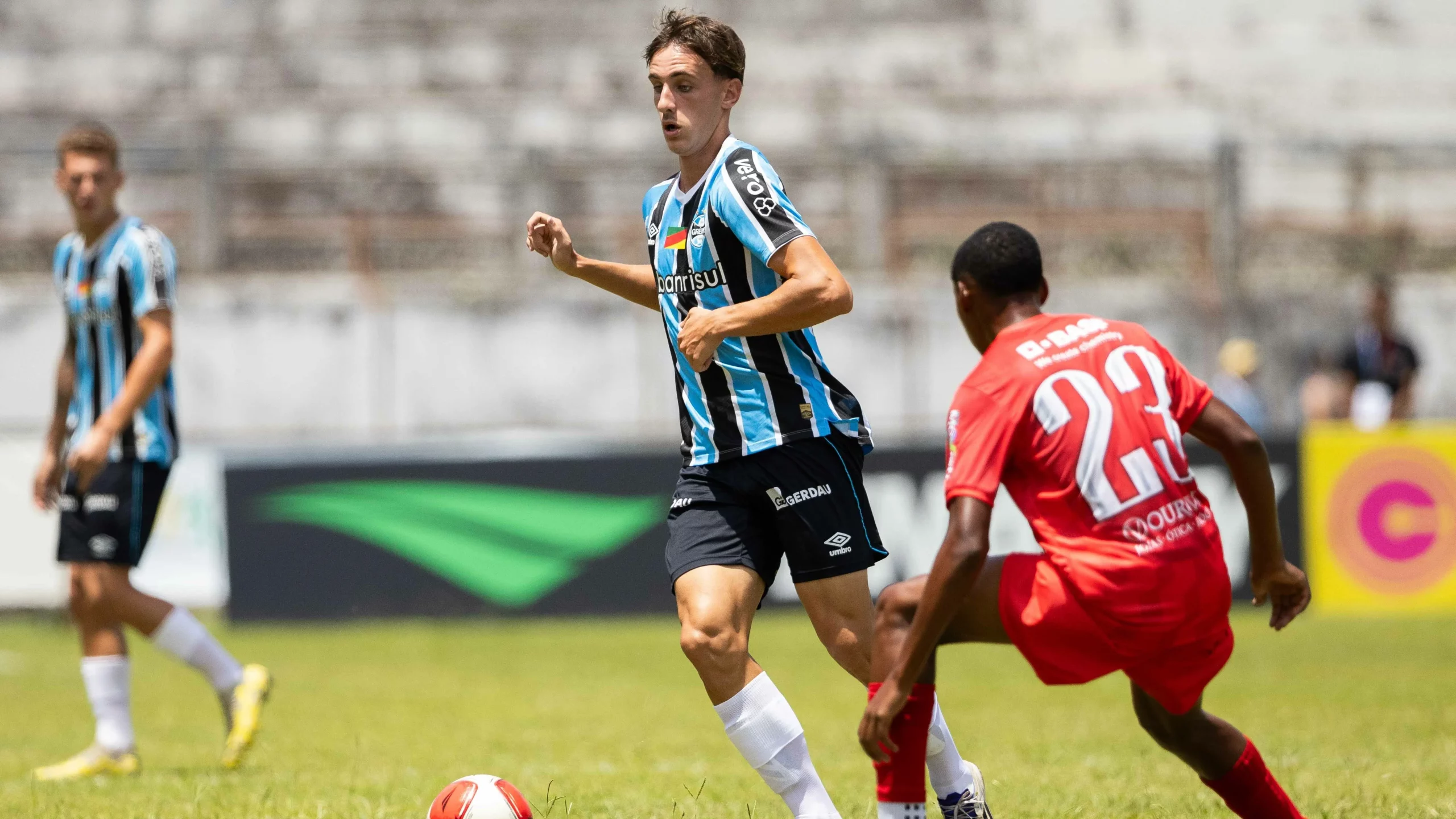 Zortea vem evoluindo no Grêmio - Foto: Joisel Amaral/AGIF.