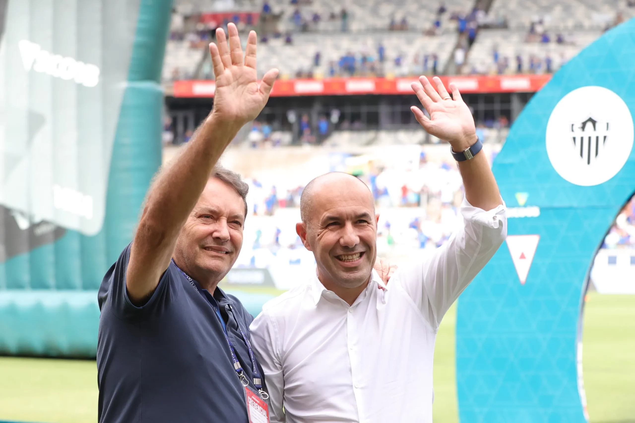 MG – BELO HORIZONTE – 09/02/2025 – MINEIRO 2025, CRUZEIRO X ATLETICO-MG – Leonardo Jardim tecnico e Pedro Lourenco Dono do Cruzeiro durante partida contra o Atletico-MG no estadio Mineirao pelo campeonato Mineiro 2025. Foto: Gilson Lobo/AGIF