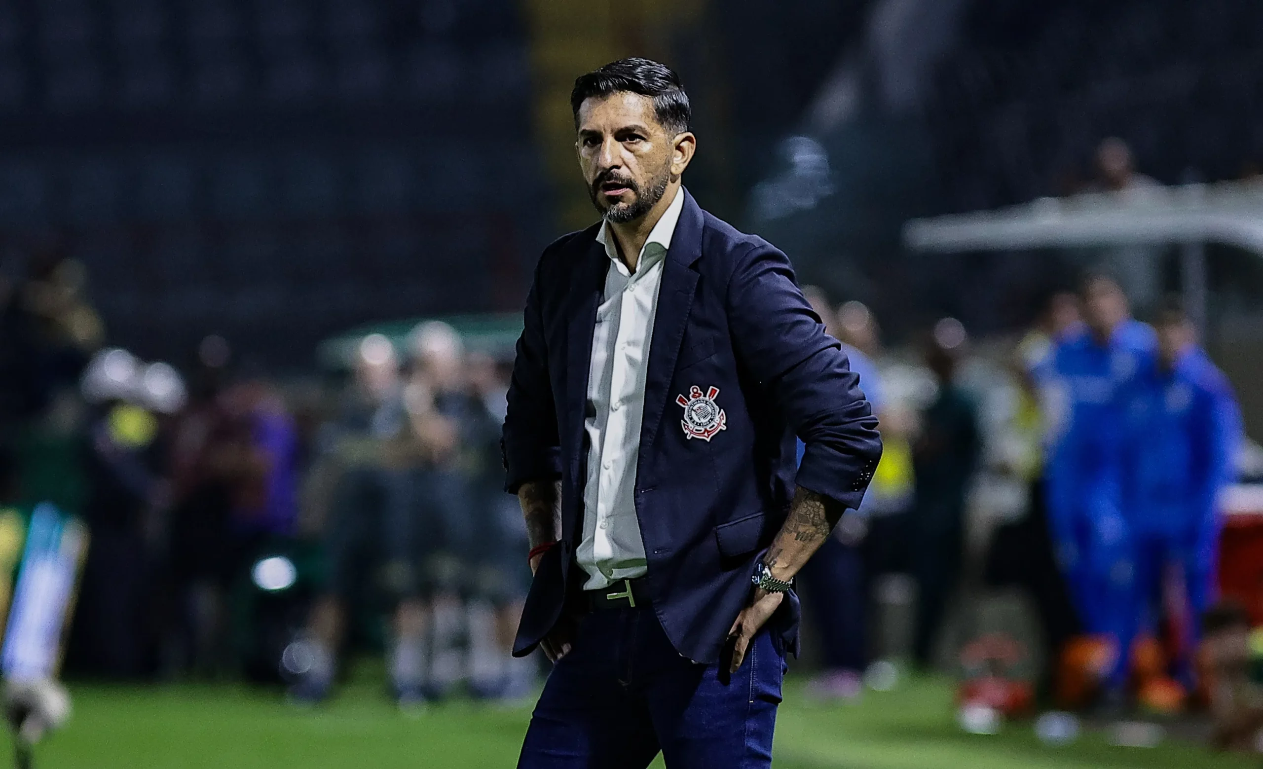 Emiliano Diaz tecnico do Corinthians durante partida contra o Palmeiras no estadio Arena Barueri pelo campeonato Brasileiro A 2025.  Foto: Fabio Giannelli/AGIF