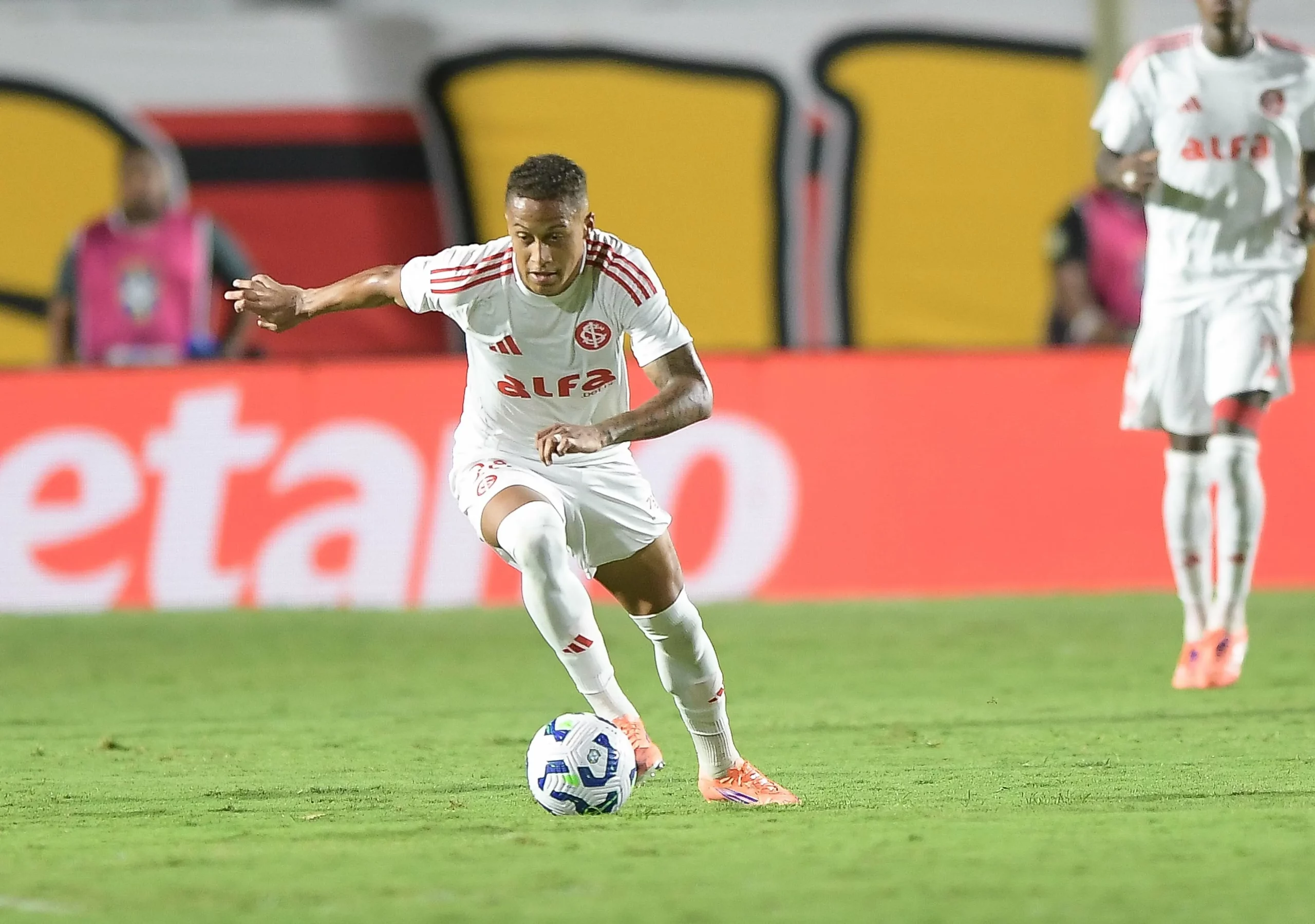 BA – SALVADOR – 05/11/2025 – BRASILEIRO A 2025, VITORIA X INTERNACIONAL – Vitinho jogador do Internacional durante partida contra o Vitoria no estadio Barradao pelo campeonato Brasileiro A 2025. Foto: Jhony Pinho/AGIF