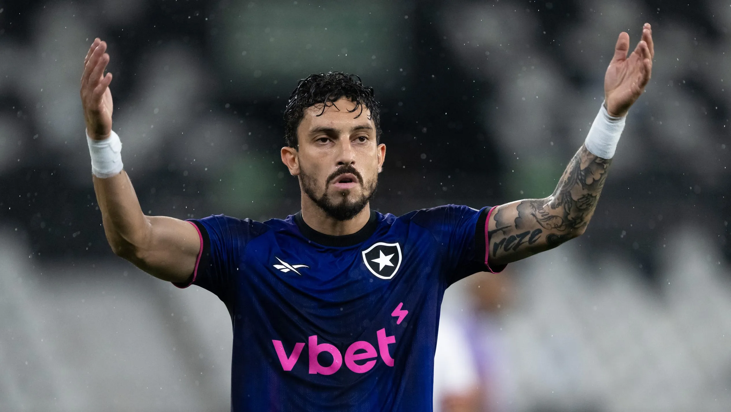Alex Telles jogando pelo Botafogo – Foto: Jorge Rodrigues/AGIF