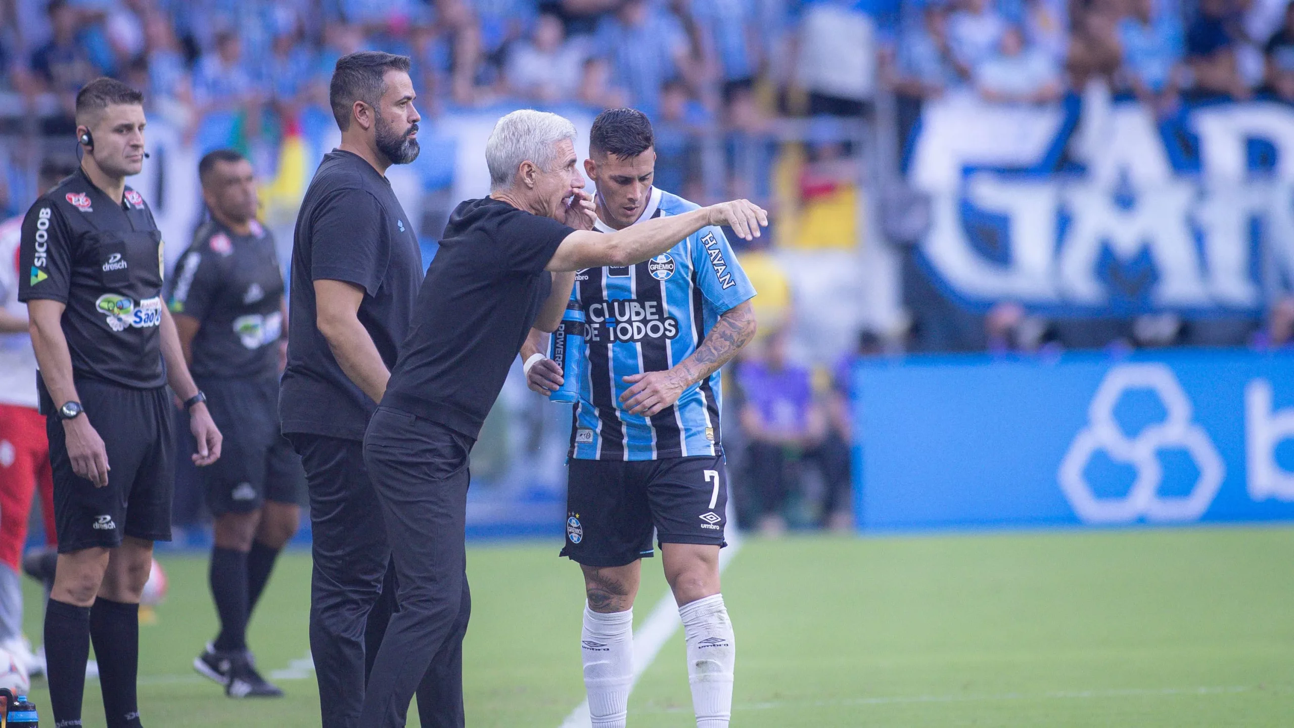 Luis Castro entra no clássico muito pressionado – Foto: Maxi Franzoi/AGIF