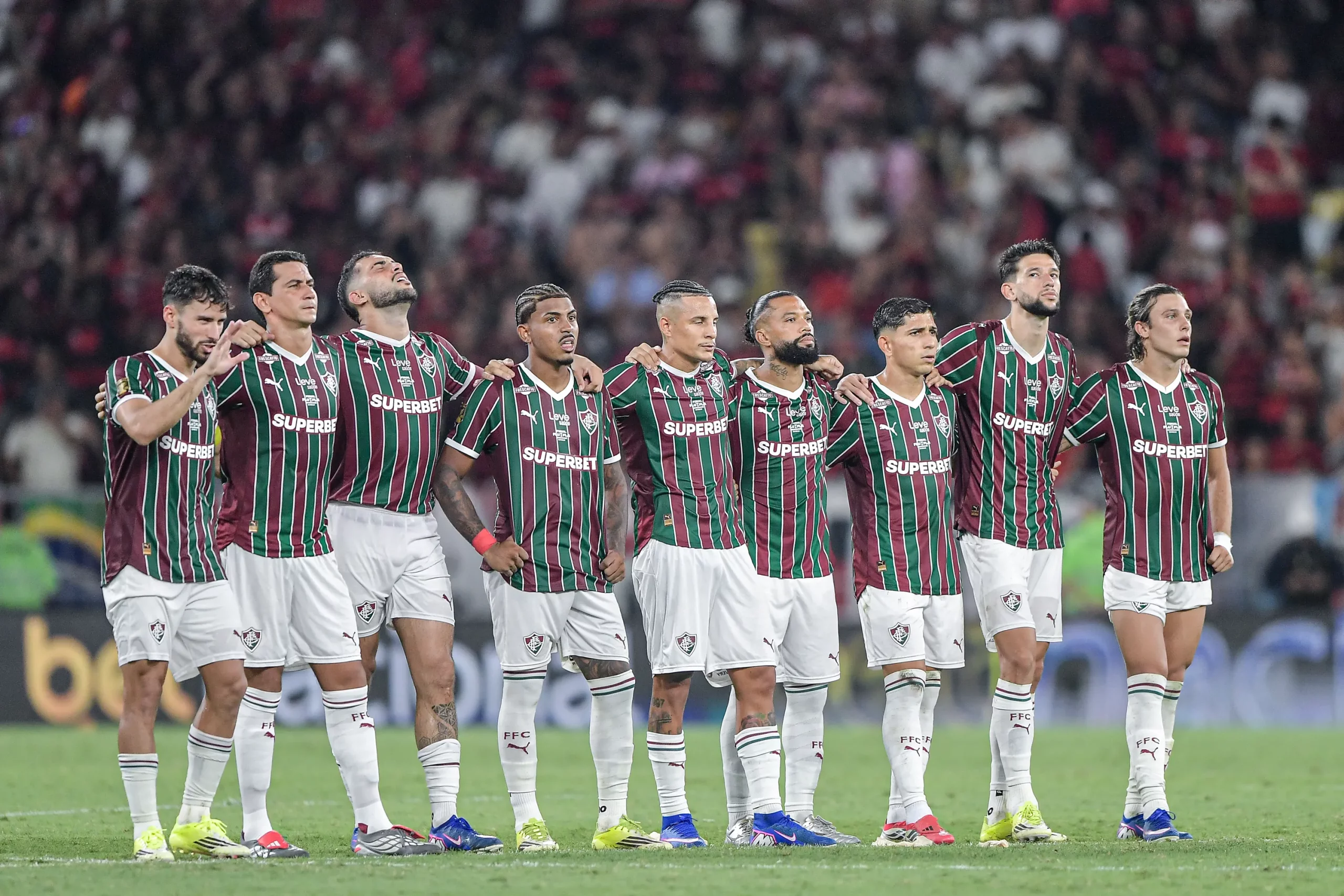 RJ – RIO DE JANEIRO – 08/03/2026 – CARIOCA 2026, FLUMINENSE X FLAMENGO – Jogadores do Fluminense durante partida contra o Flamengo no estadio Maracana pelo campeonato Carioca 2026. Foto: Thiago Ribeiro/AGIF