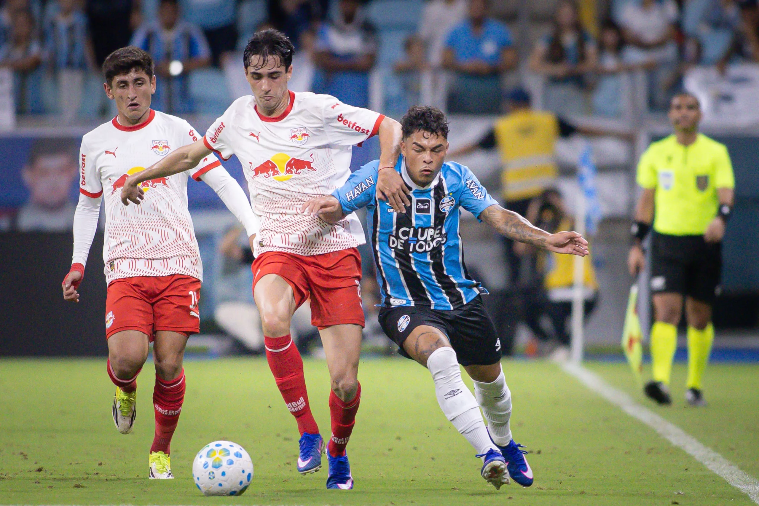 Roger vem ganhando alguns minutos em sua primeira temporada profissional – Foto: Maxi Franzoi/AGIF