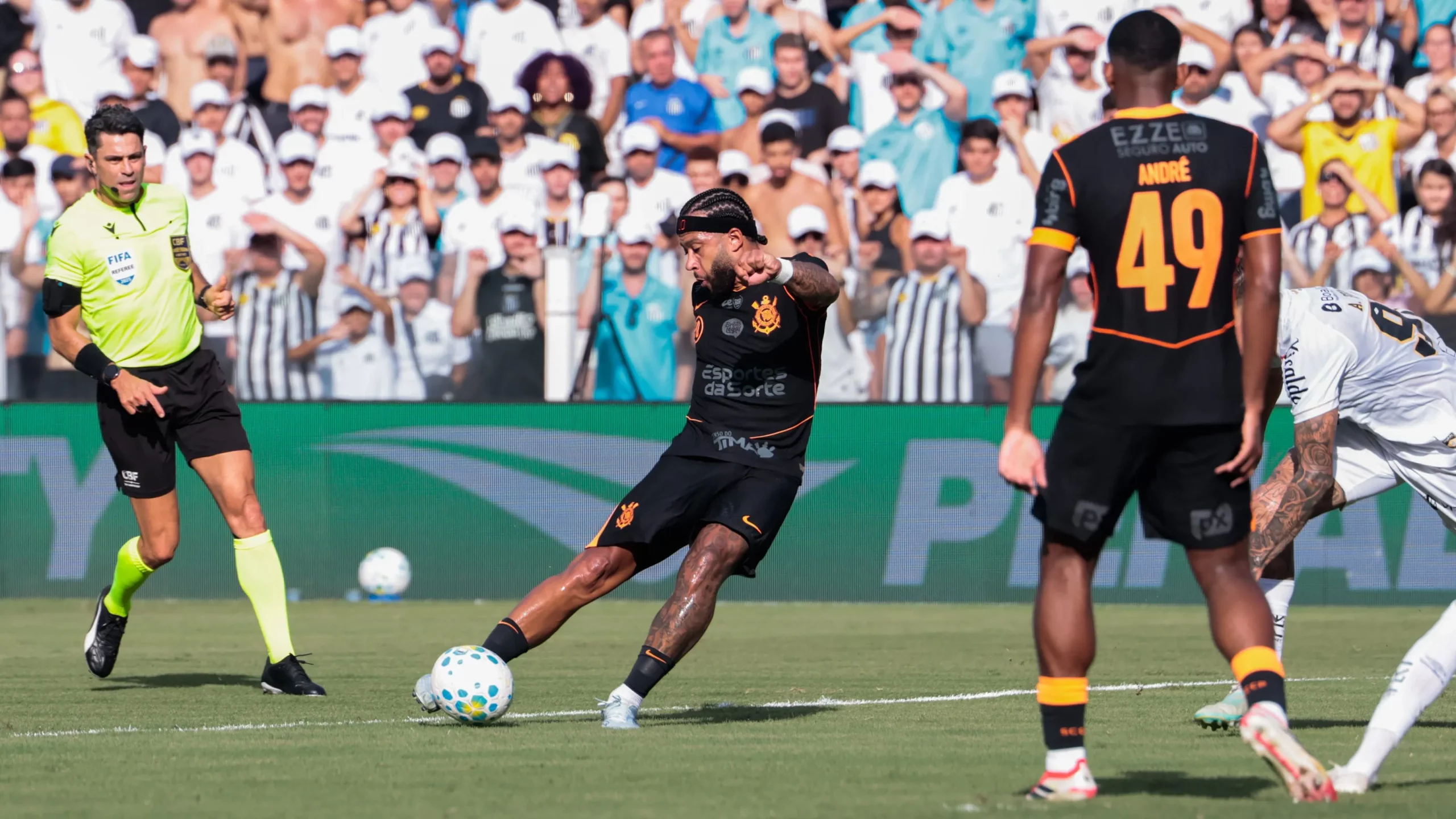 Memphis em ação pelo Timão – Foto: Marcello Zambrana/AGIF