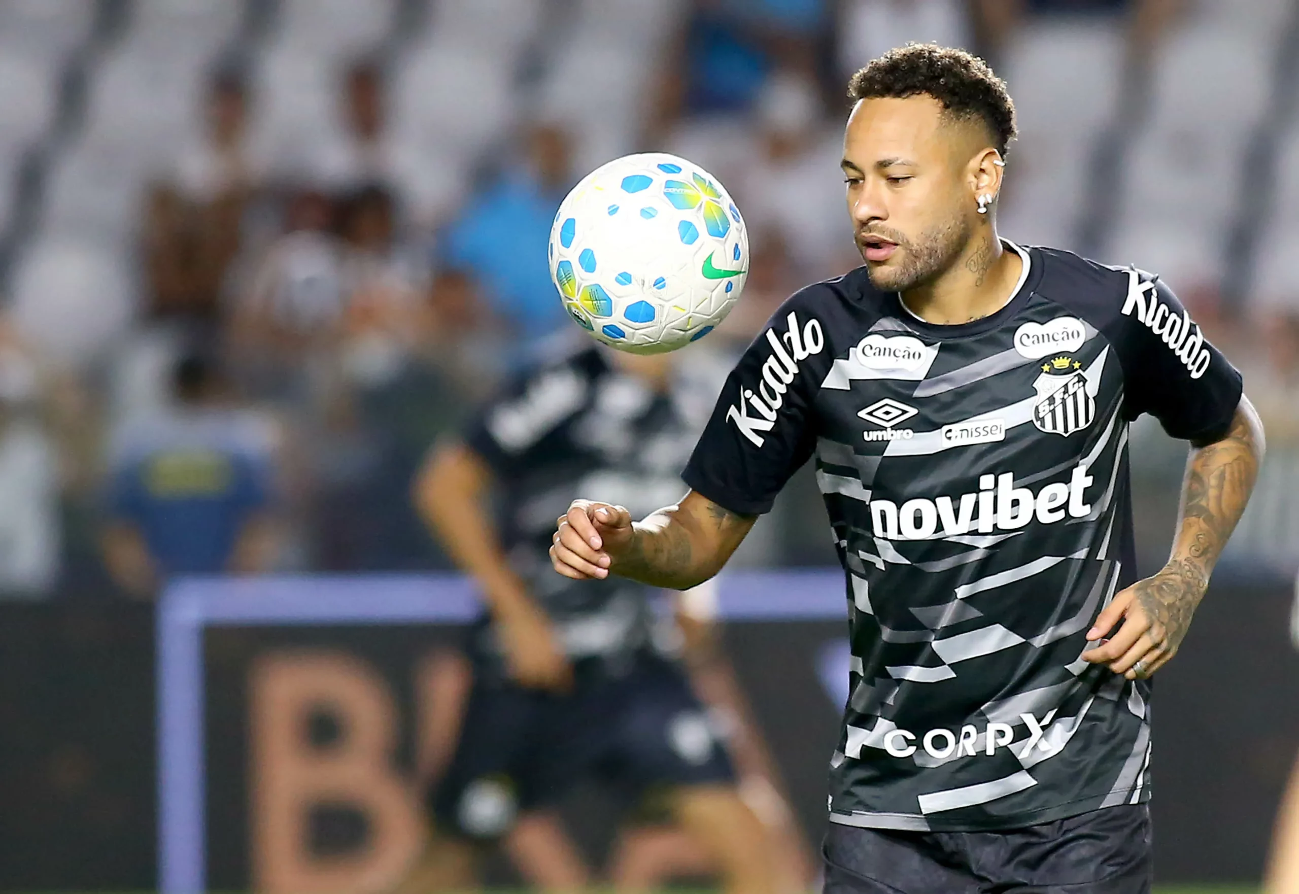 SP – SANTOS – 18/03/2026 – BRASILEIRO A 2026, SANTOS X INTERNACIONAL – Neymar Jr jogador do Santos durante aquecimento antes da partida contra o Internacional no estadio Vila Belmiro pelo campeonato Brasileiro A 2026. Foto: Mauricio De Souza/AGIF