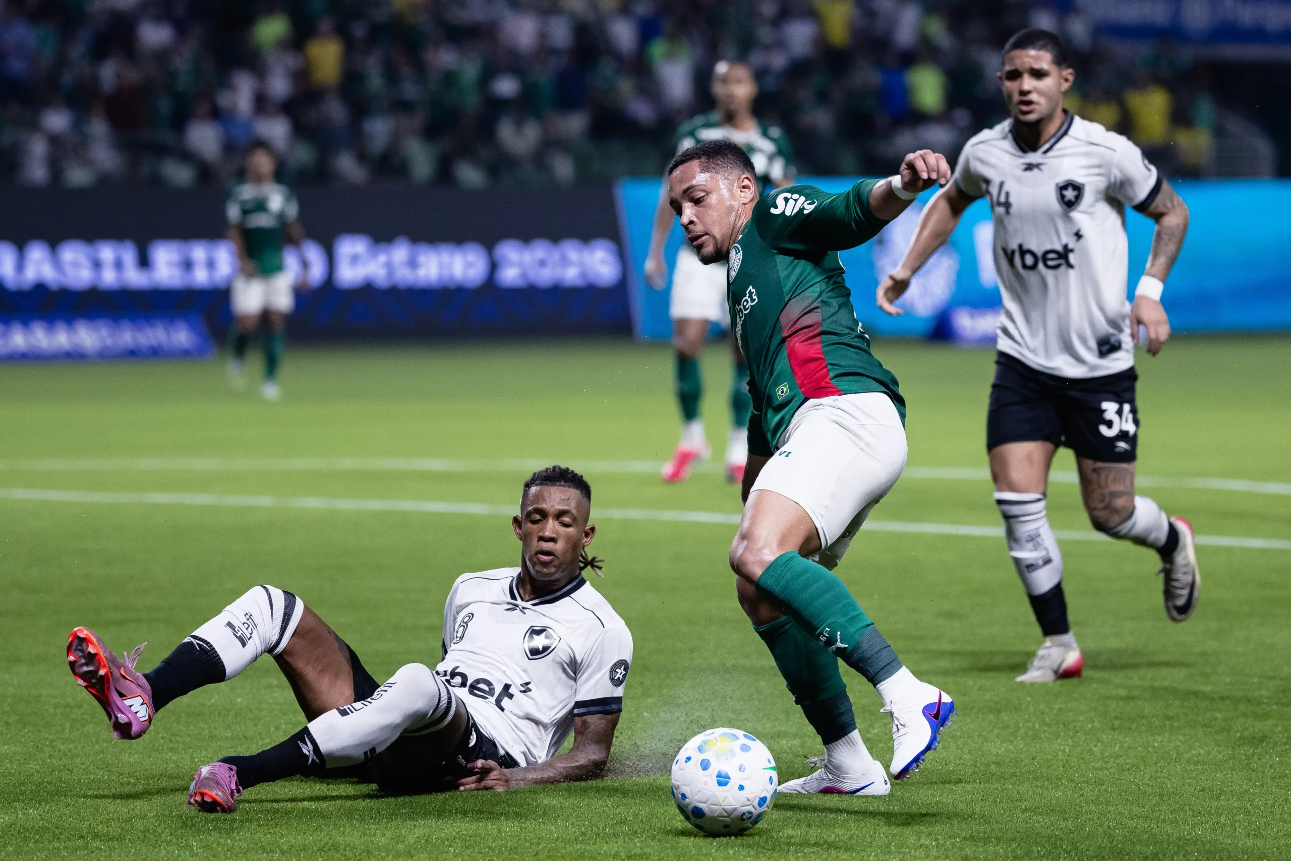 Vitor Roque jogador do Palmeiras disputa lance com Danilo jogador do Botafogo durante partida no estadio Arena Allianz Parque pelo campeonato Brasileiro A 2026. Foto: Ettore Chiereguini/AGIF