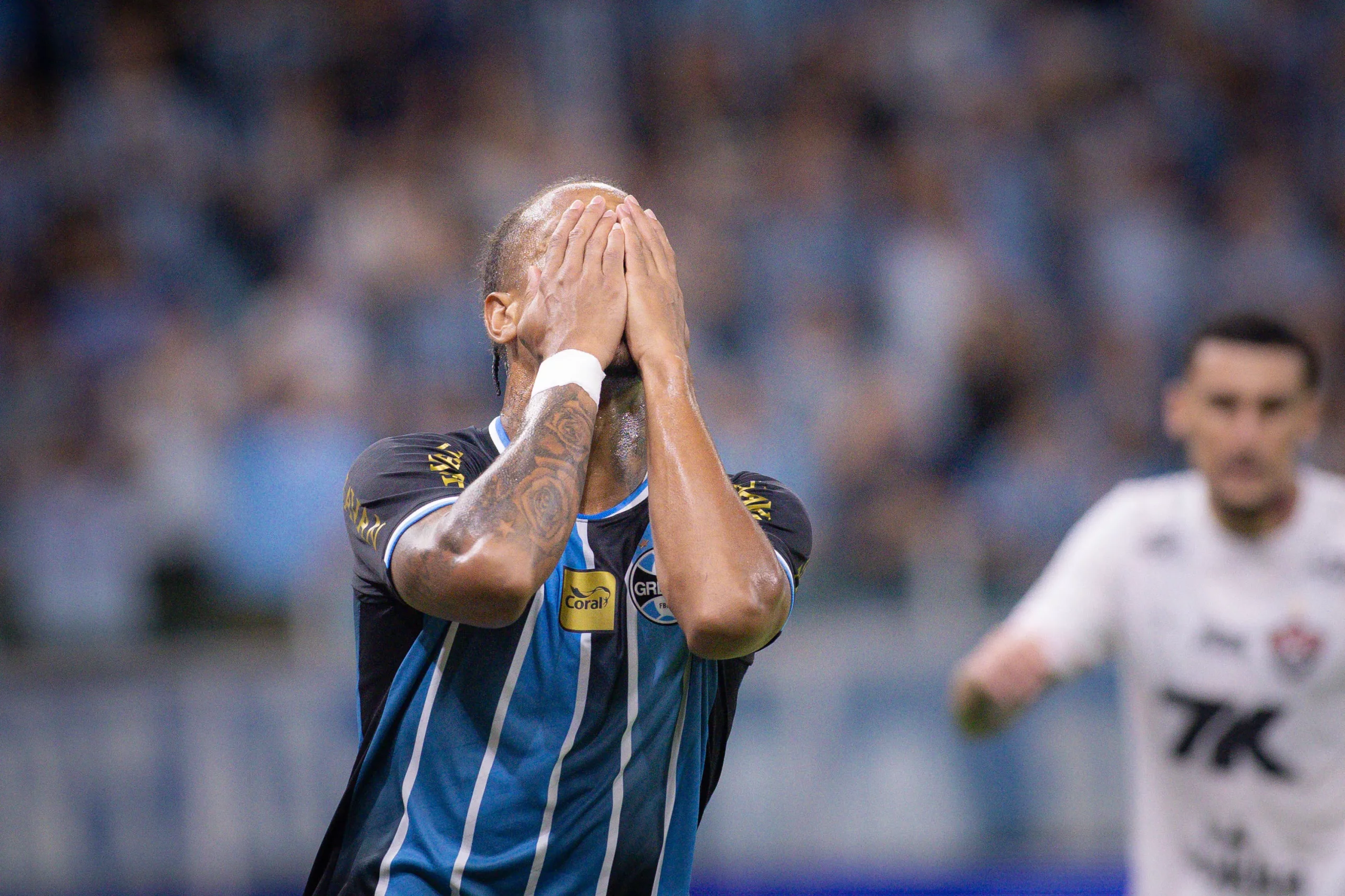RS – PORTO ALEGRE – 19/03/2026 – BRASILEIRO A 2026, GREMIO X VITORIA – Caio Paulista jogador do Gremio lamenta durante partida contra o Vitoria no estadio Arena do Gremio pelo campeonato Brasileiro A 2026. Foto: Maxi Franzoi/AGIF