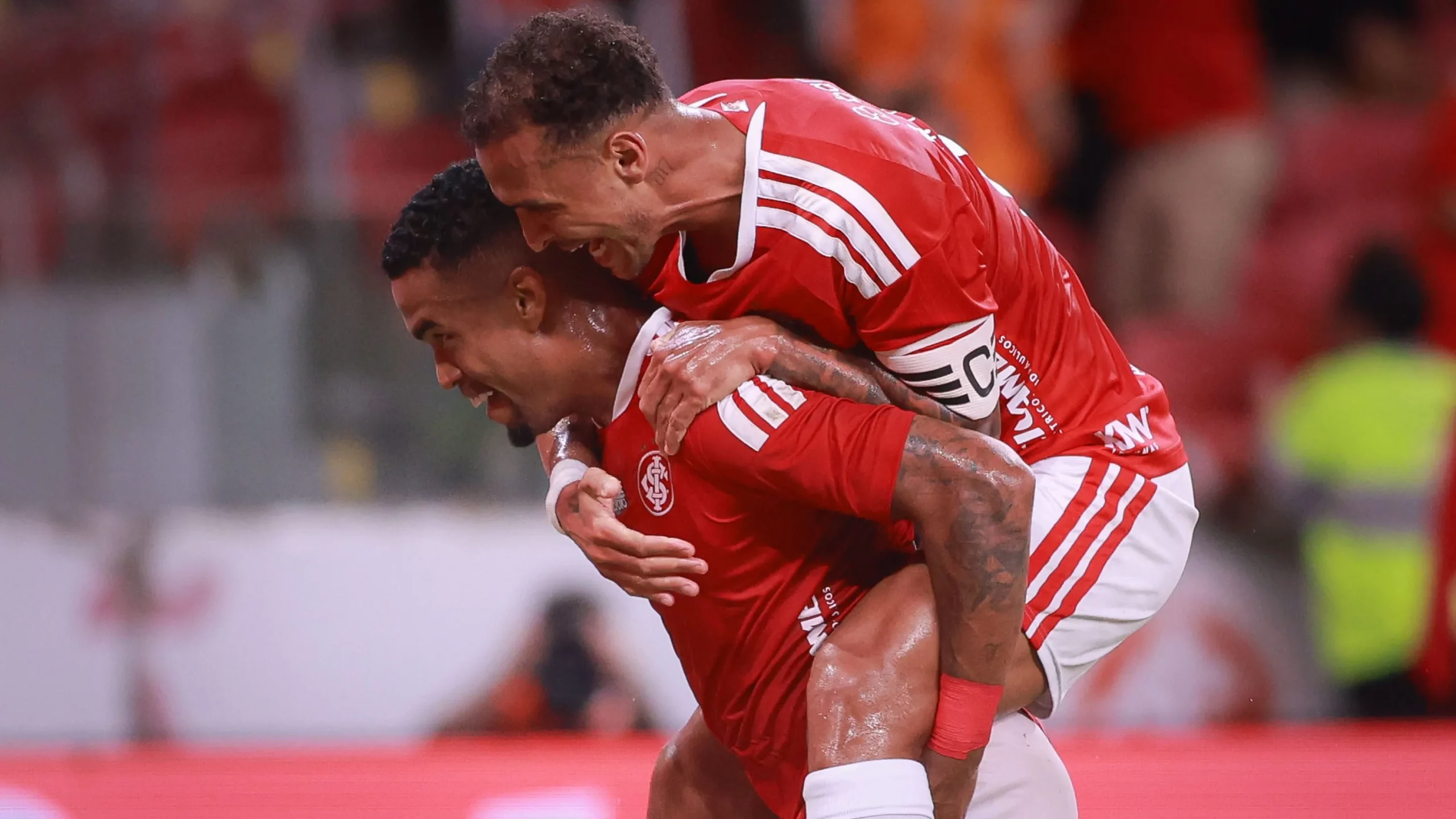 Alan Patrick comemorando gol com Alerrandro. Foto: Maxi Franzoi/AGIF