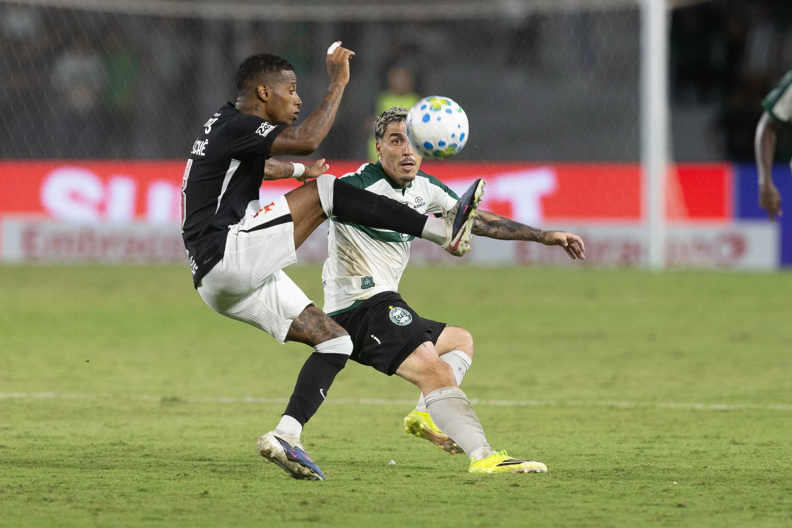 PR – CURITIBA – 01/04/2026 – BRASILEIRO A 2026, CORITIBA X VASCO – Josue jogador do Coritiba disputa lance com Tche Tche jogador do Vasco durante partida no estadio Couto Pereira pelo campeonato Brasileiro A 2026. Foto: Hedeson Alves/AGIF