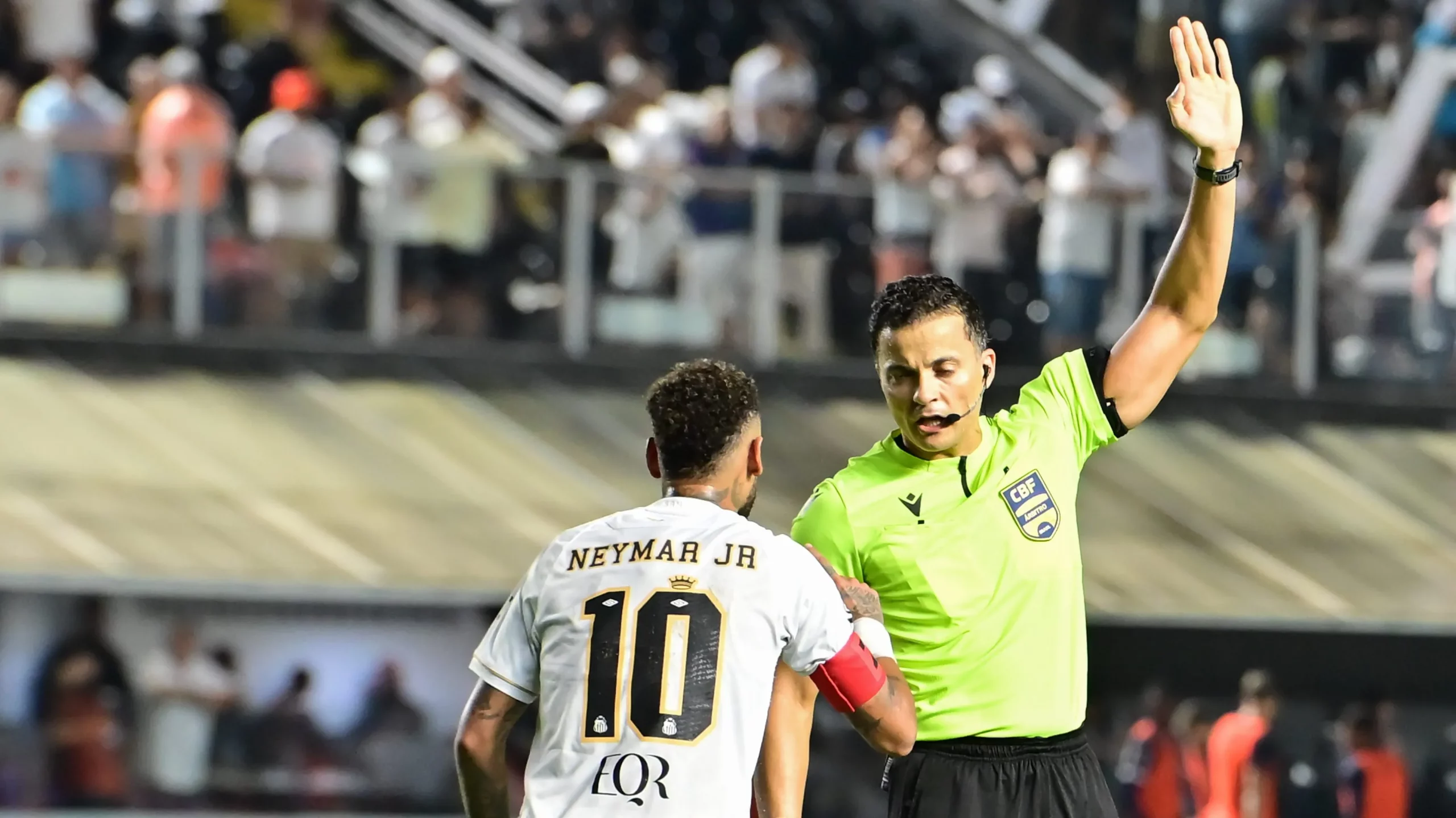 Neymar reclama com a arbitragem durante partida contra o Remo na Vila Belmiro. Foto: Jota Erre/AGIF