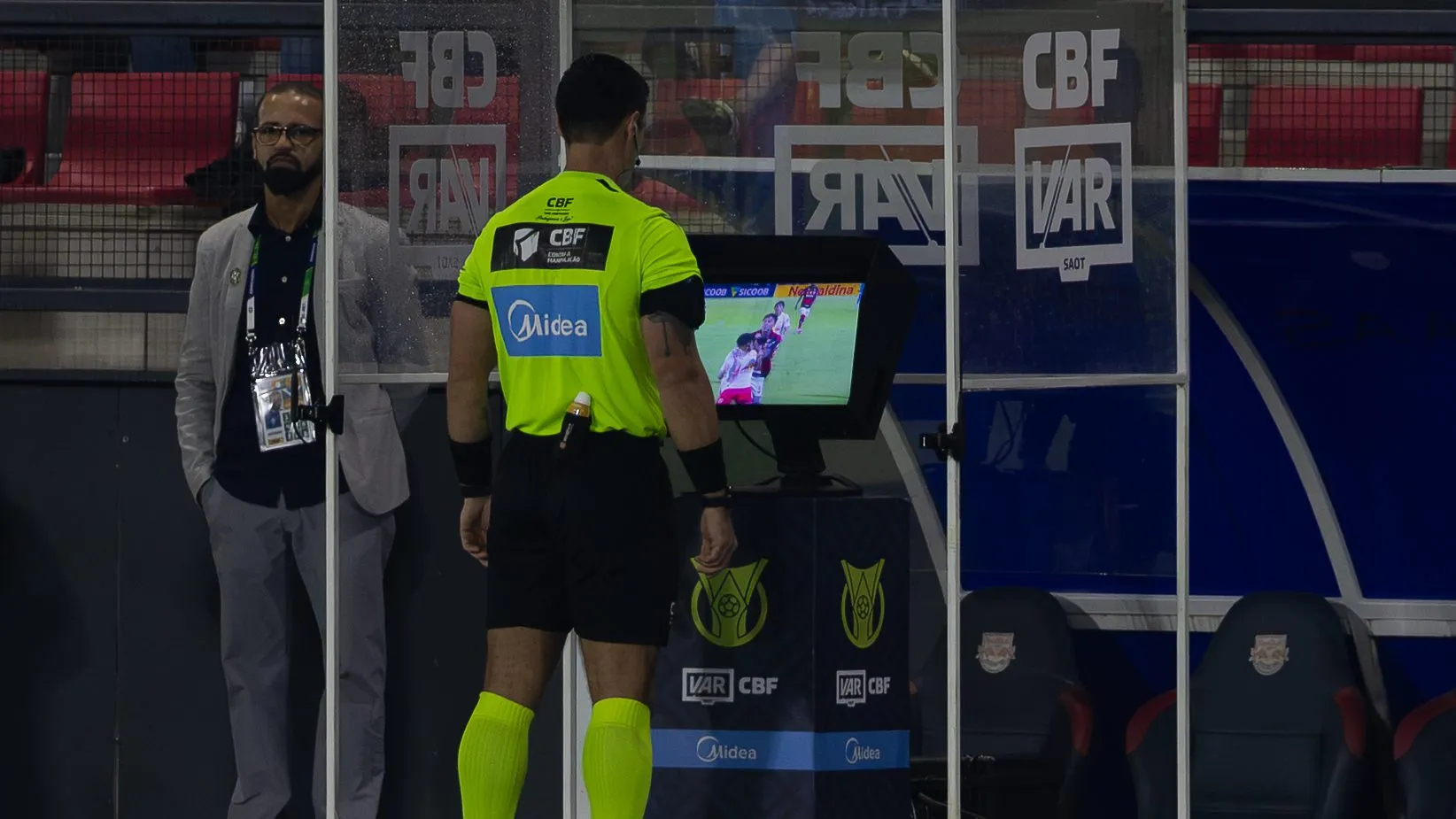 Cabine de arbitragem do VAR