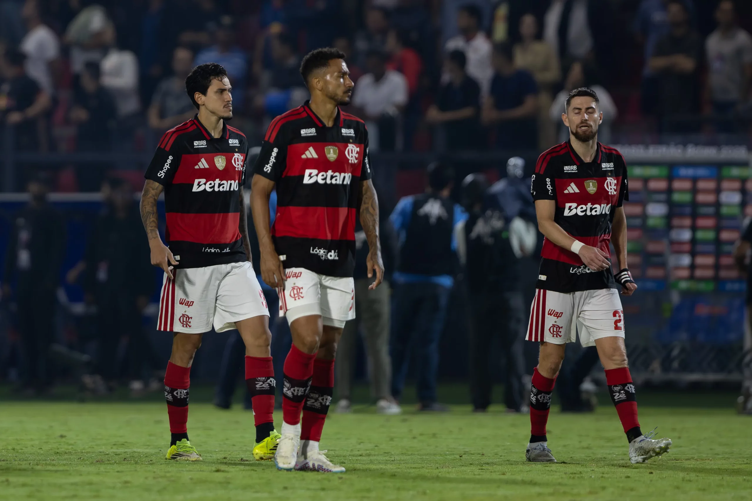 SP – BRAGANCA PAULISTA – 02/04/2026 – BRASILEIRO A 2026, BRAGANTINO X FLAMENGO – Pedro, Danilo e Jorginho jogadores do Flamengo deixa o campo apos partida contra o Bragantino no estadio Cicero De Souza Marques pelo campeonato Brasileiro A 2026. Foto: Joisel Amaral/AGIF