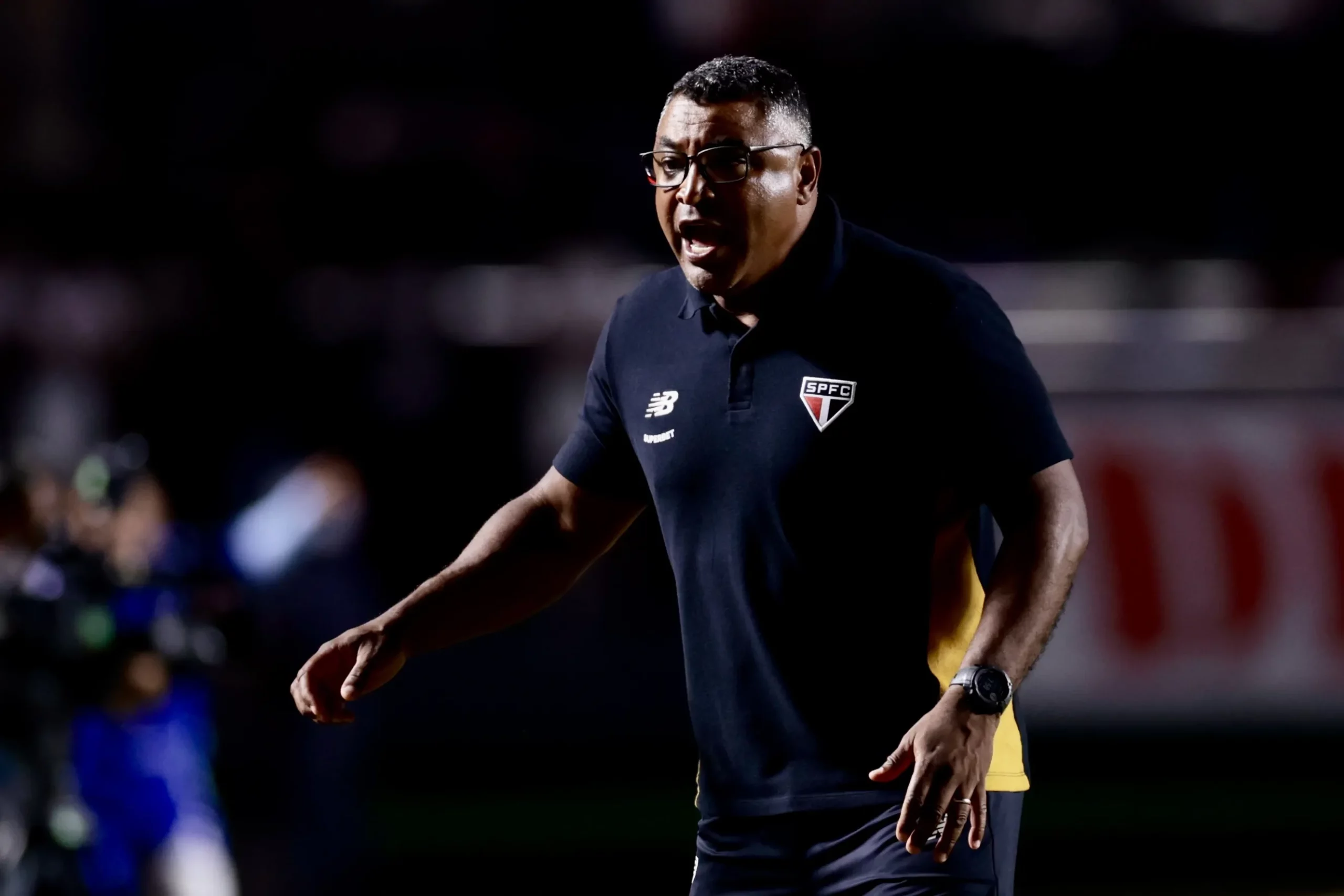 Roger ainda não caiu nas graças da torcida. Foto: Marcello Zambrana/AGIF