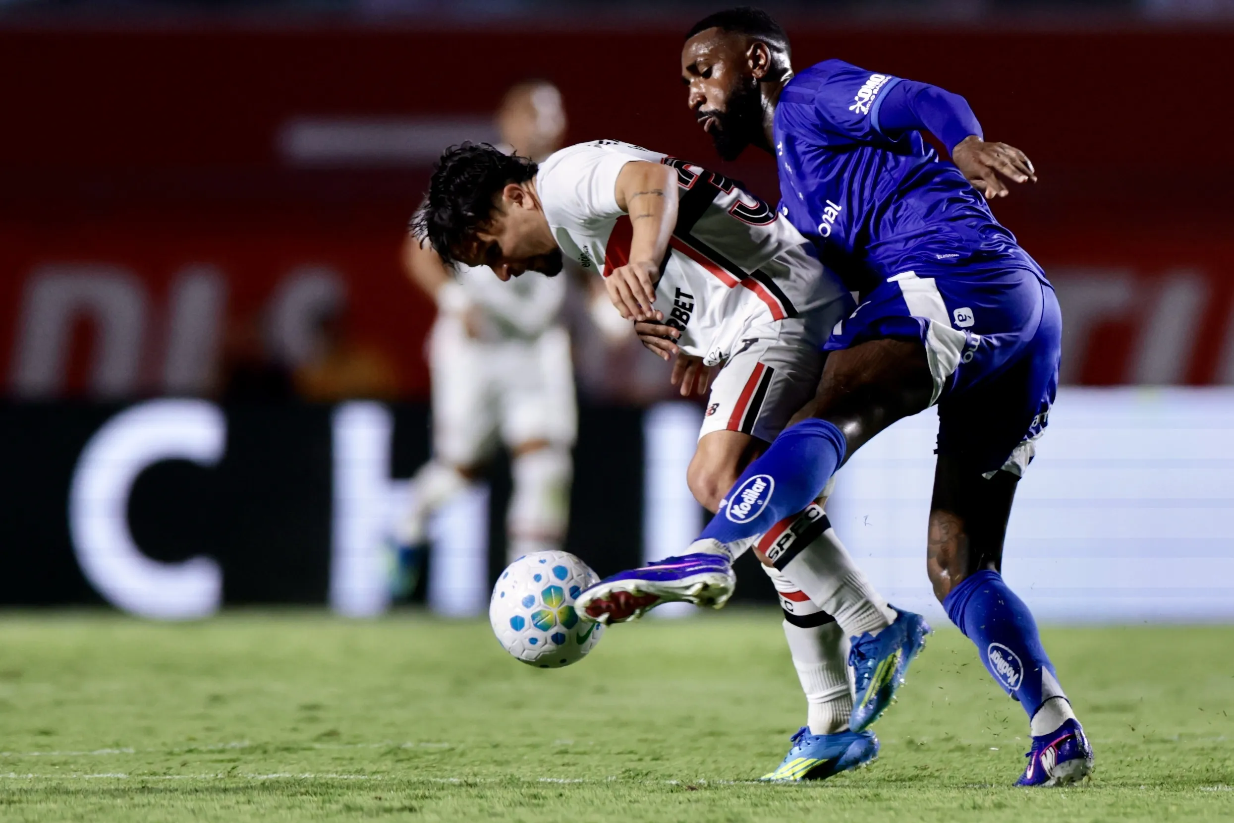 Gerson disputando lance no jogo de ontem (4). Foto: Marcello Zambrana/AGIF