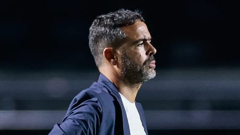 Artur Jorge tecnico do Cruzeiro durante partida contra o Sao Paulo no estadio Morumbi pelo campeonato Brasileiro A 2026. Foto: Marcello Zambrana/AGIF