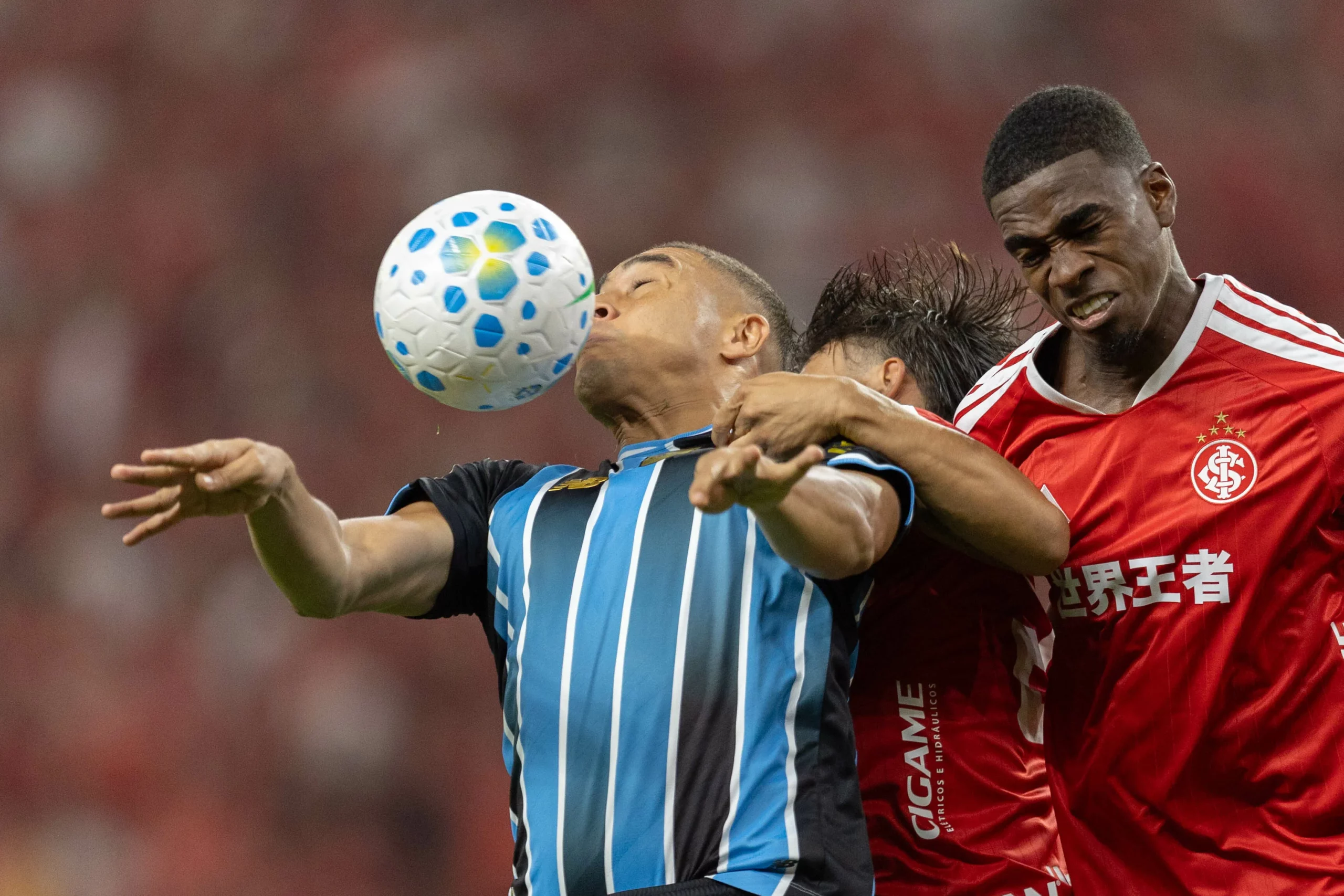 RS – PORTO ALEGRE – 11/04/2026 – BRASILEIRO A 2026, INTERNACIONAL X GREMIO – F. Torres jogador do Internacional disputa lance com Marcos Vinicius jogador do Gremio durante partida no estadio Beira-Rio pelo campeonato Brasileiro A 2026. Foto: Liamara Polli/AGIF