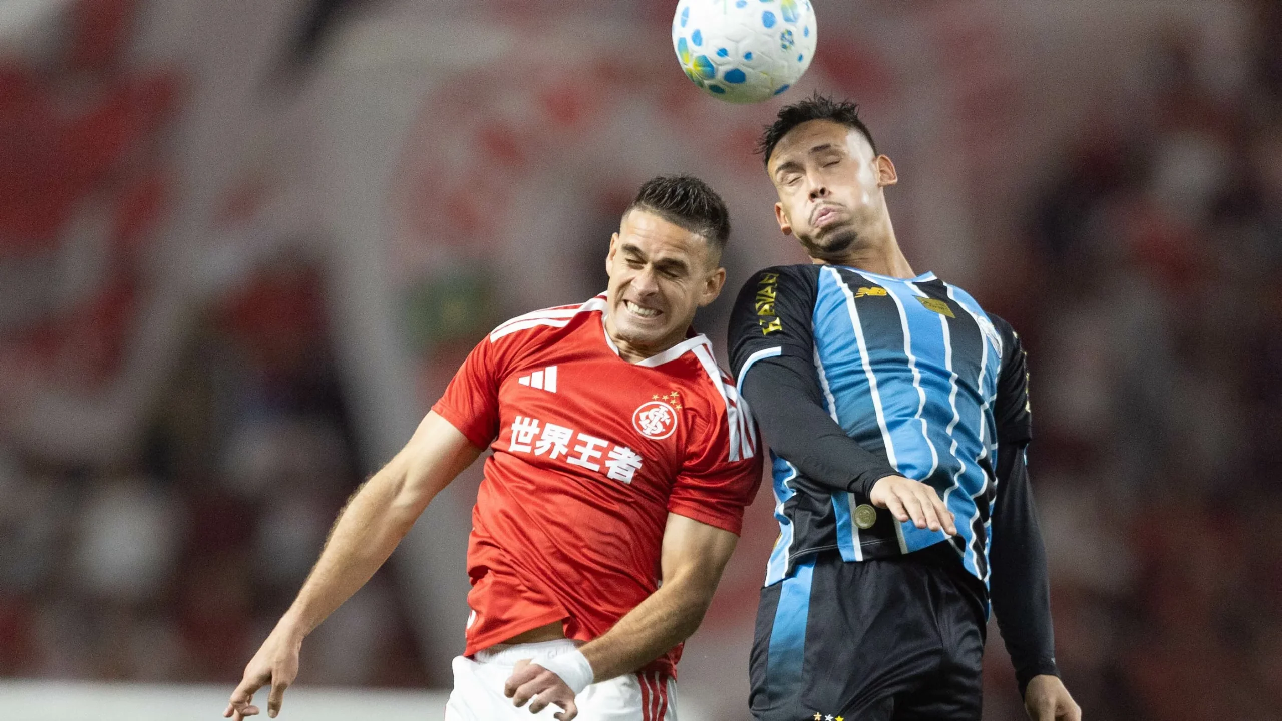 Noriega em ação levando a melhor na disputa de bola com o arquirrival – Foto: Liamara Polli/AGIF