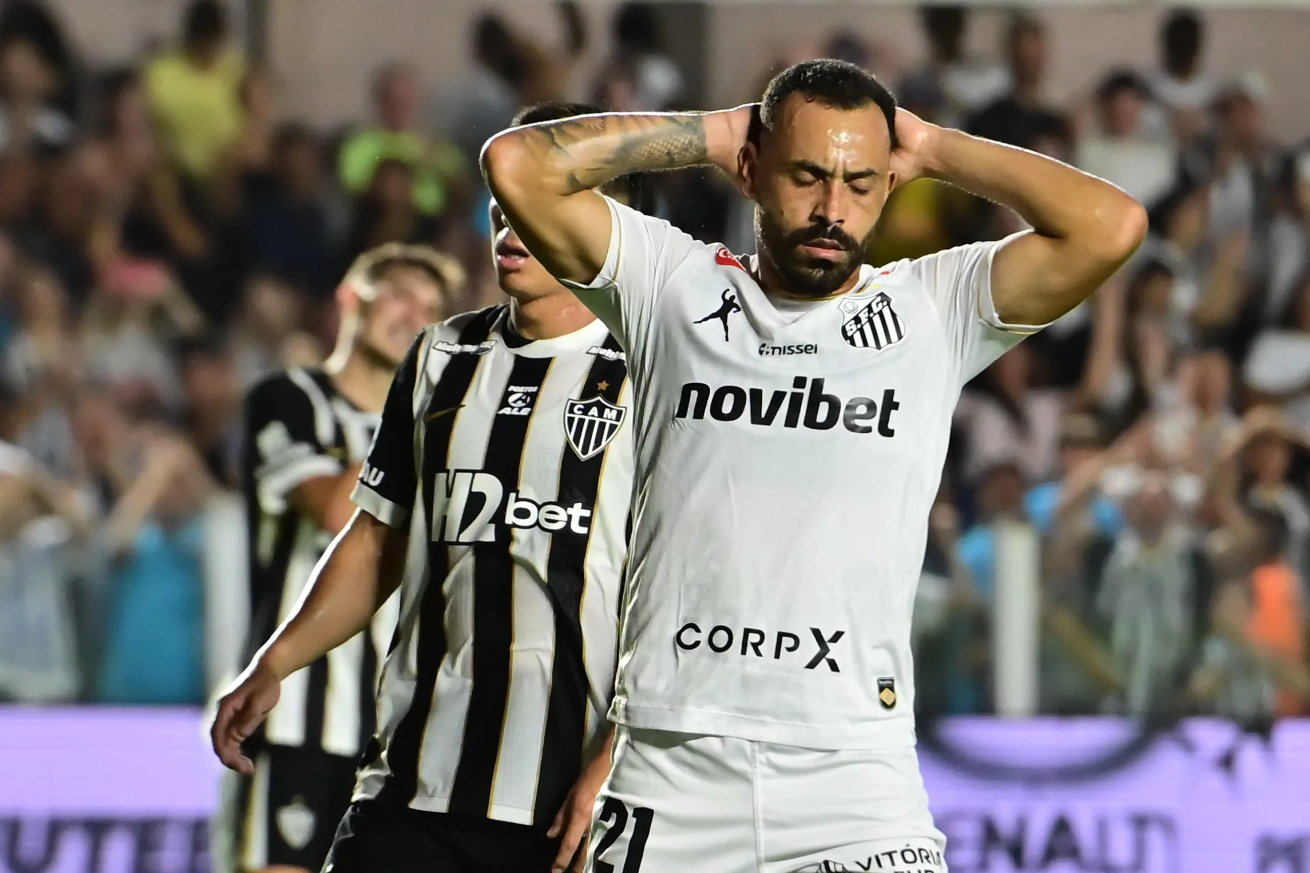 SP – SANTOS – 11/04/2026 – BRASILEIRO A 2026, SANTOS X ATLETICO-MG – Moises jogador do Santos lamenta durante partida contra o Atletico-MG no estadio Vila Belmiro pelo campeonato Brasileiro A 2026. Foto: Jota Erre/AGIF