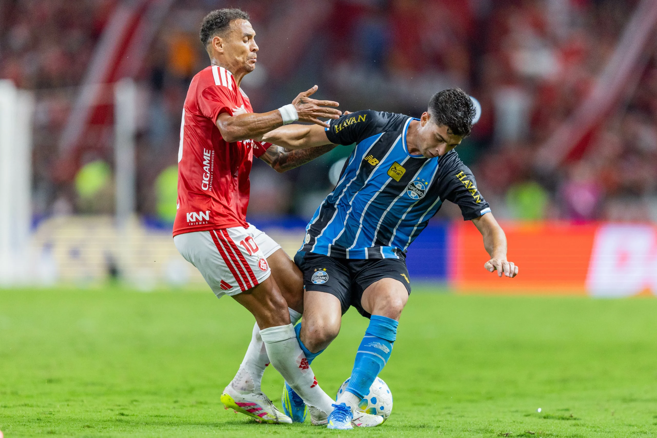 Alan Patrick jogador do Internacional disputa lance com Nardoni jogador do Gremio durante partida no estadio Beira-Rio pelo campeonato Brasileiro A 2026. Foto: Liamara Polli/AGIF