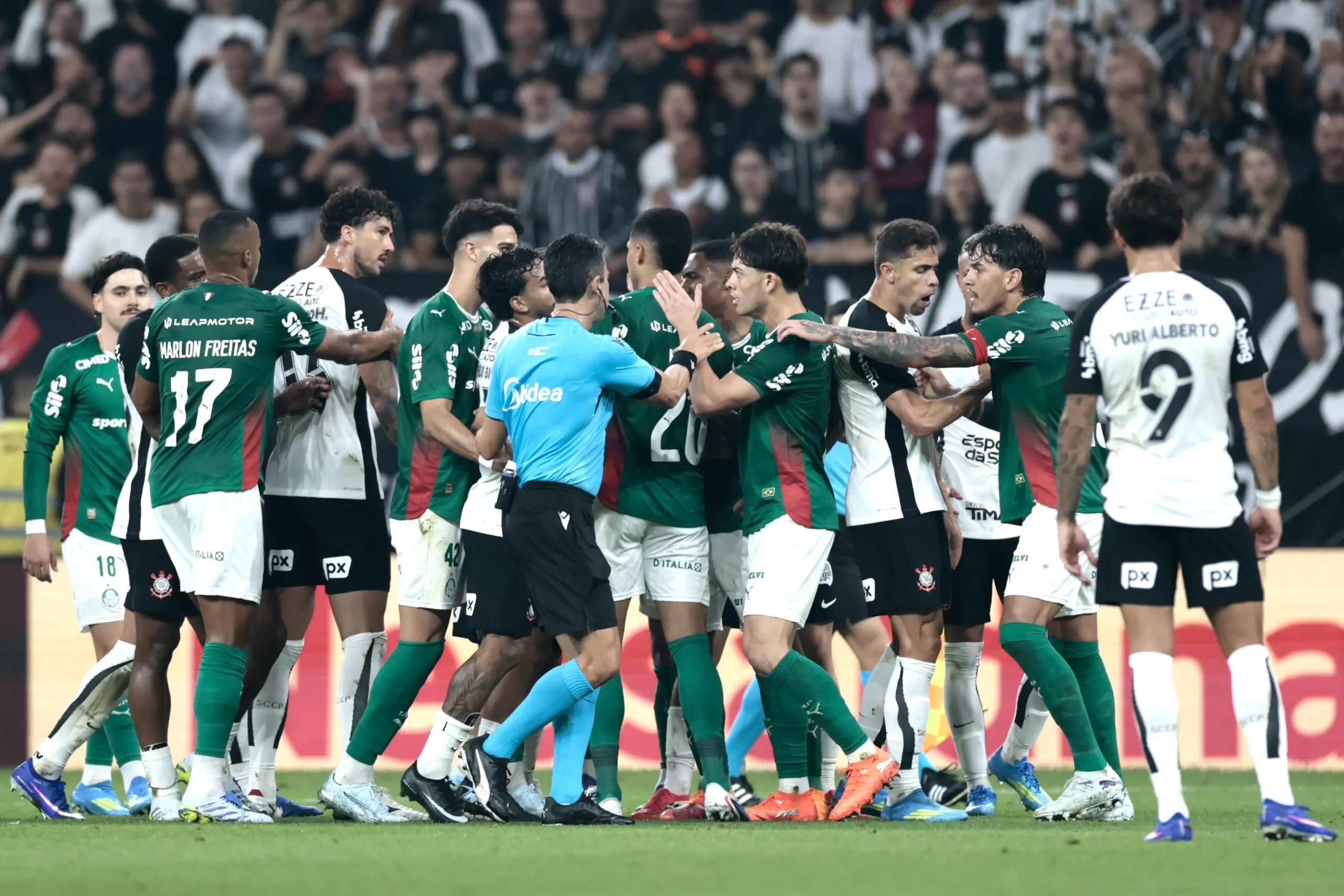 Tumulto entre jogadores do Corinthians e jogadores do Palmeiras durante partida no estadio Arena Corinthians pelo campeonato Brasileiro A 2026. Foto: Marcello Zambrana/AGIF