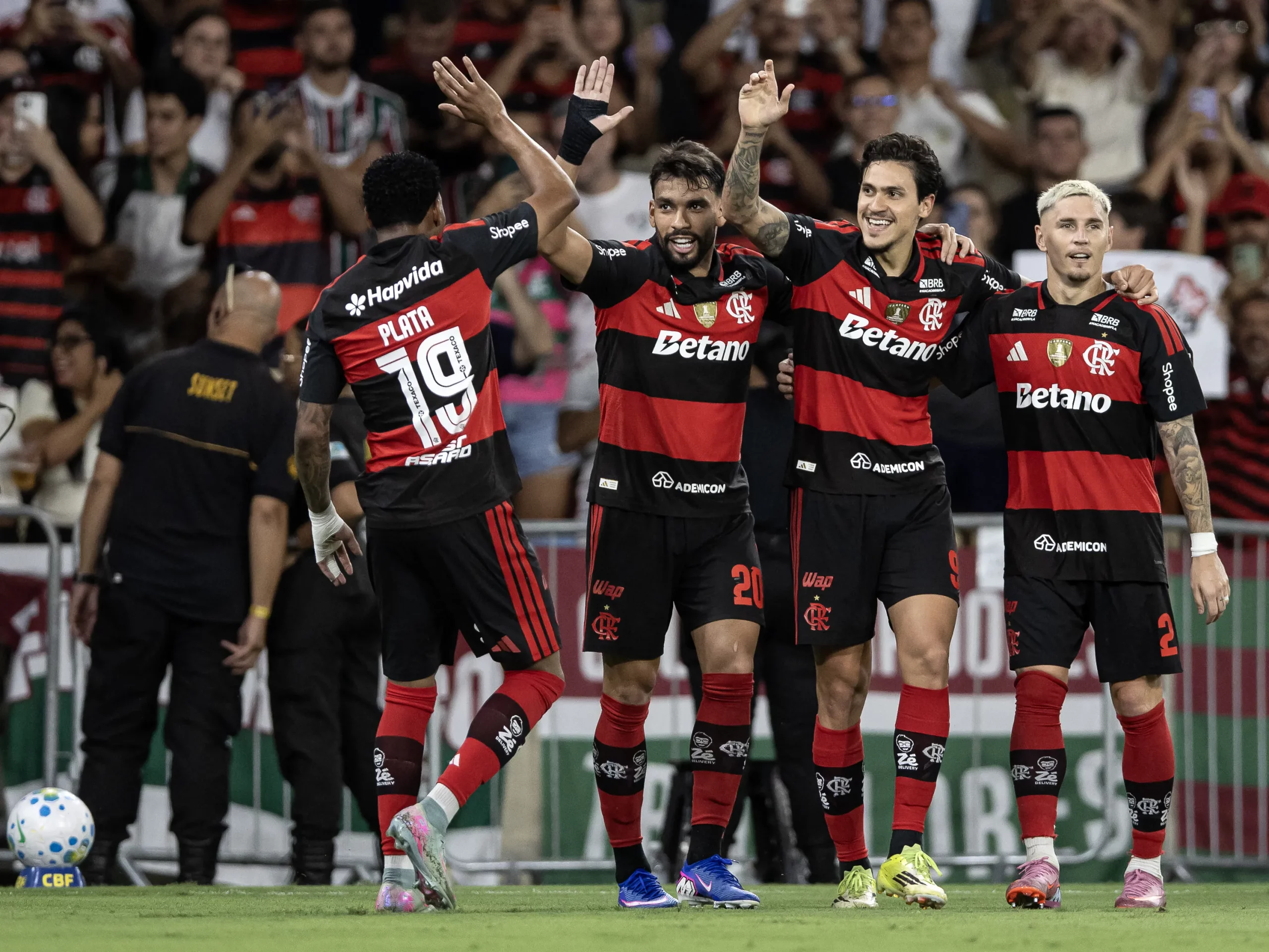 Pedro, jogador do Flamengo, comemora seu gol com jogadores do seu time durante partida contra o Fluminense no estadio Maracana pelo campeonato Brasileiro A 2026. Foto: Andre Mourao/AGIF
