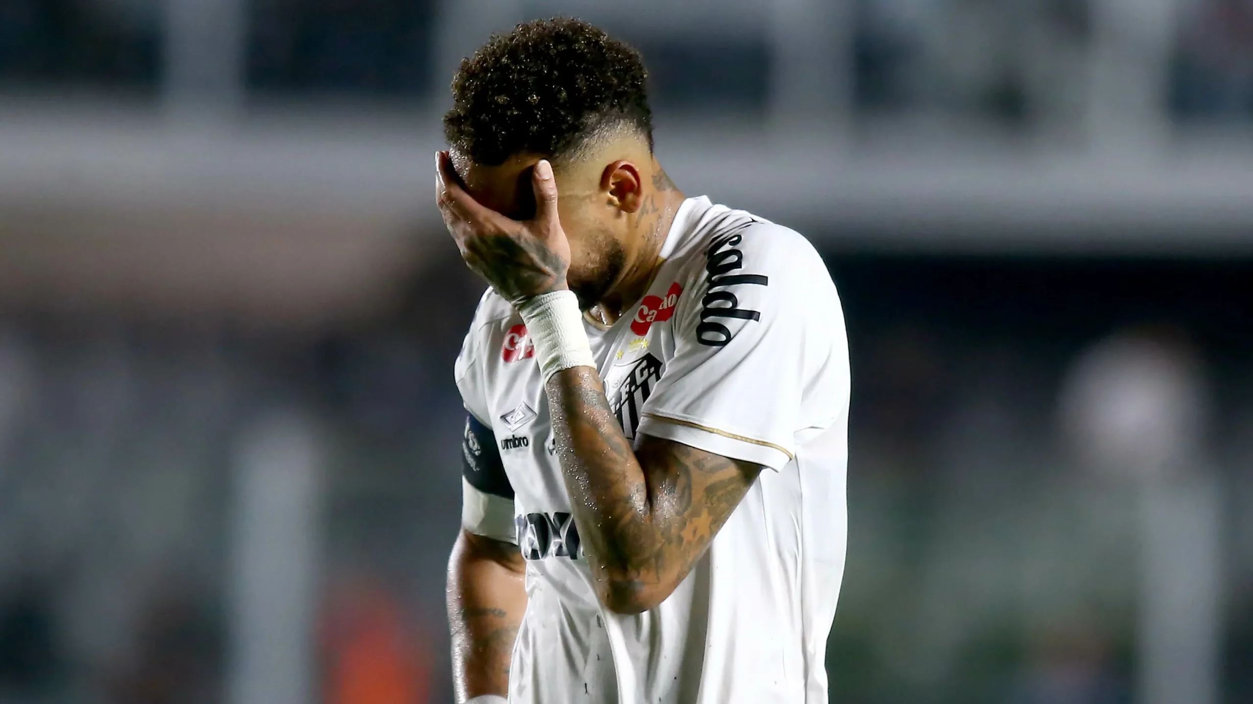 Neymar lamenta chance perdida na partida contra o Deportivo Recoleta – Foto: Mauricio De Souza/AGIF