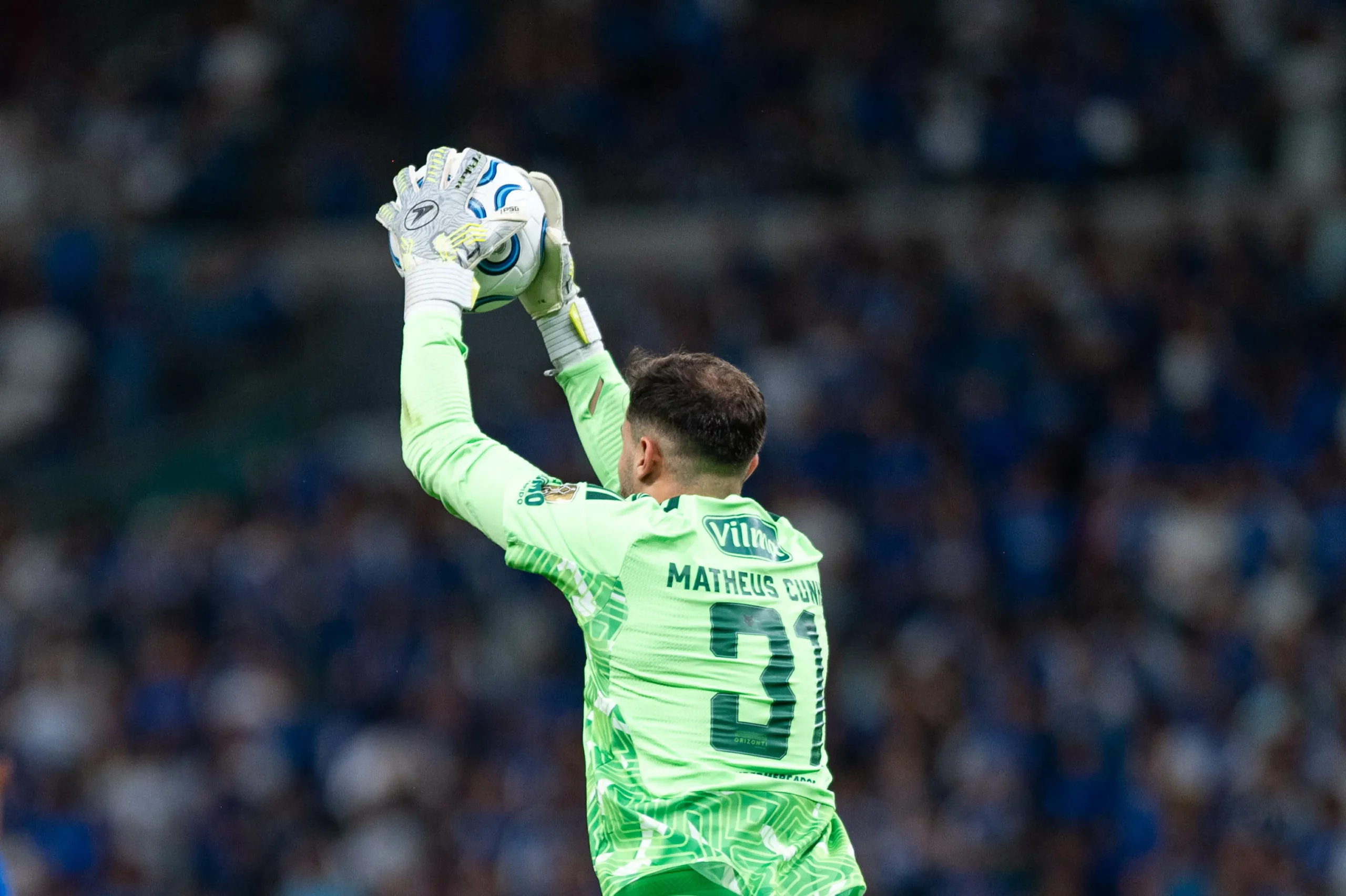 Matheus Cunha é criticado por gols tomados no Cruzeiro. Foto: Alessandra Torres/AGIF