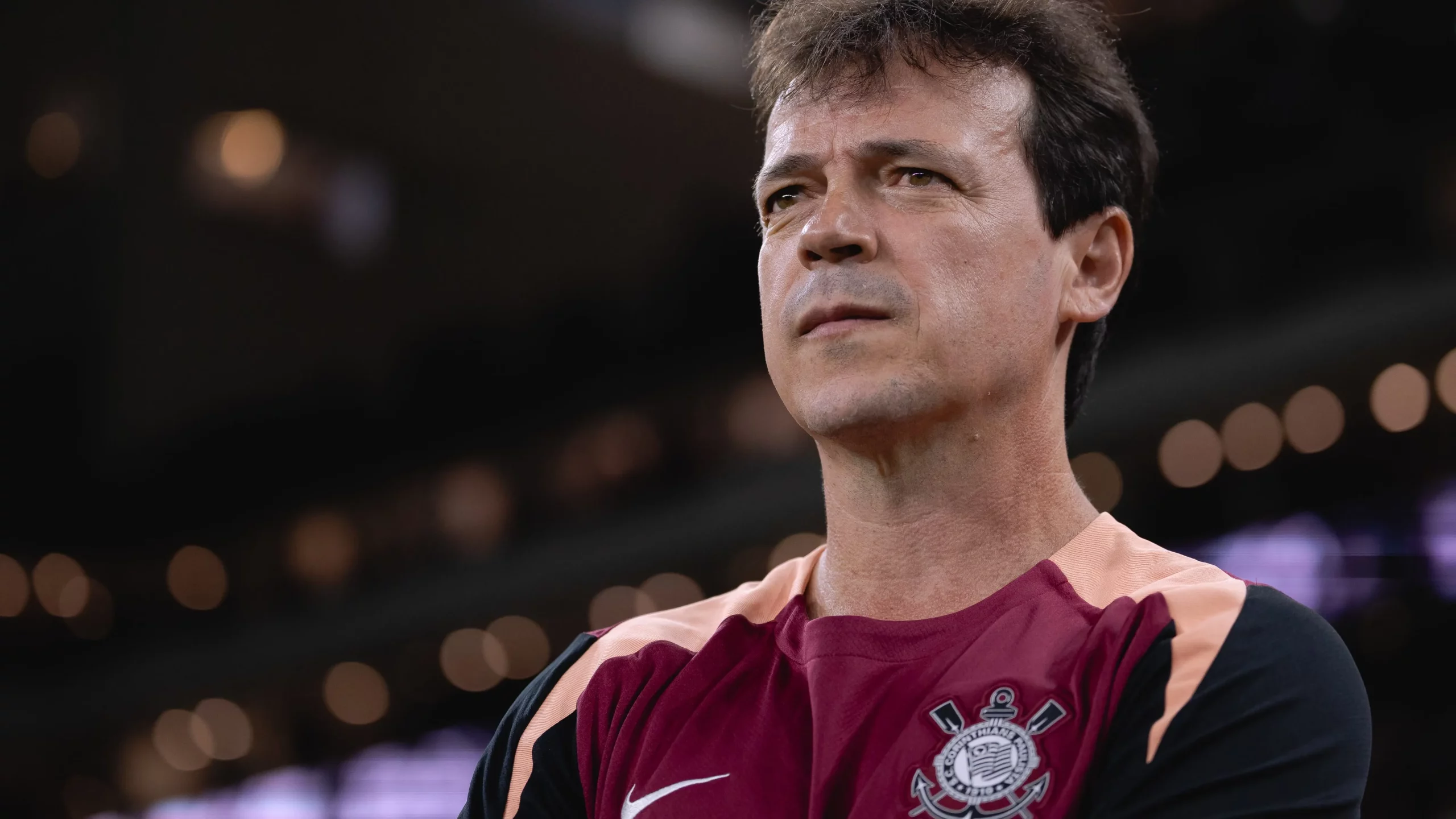 SP – SAO PAULO – 15/04/2026 – COPA LIBERTADORES 2026, CORINTHIANS X SANTA FE – Fernando Diniz tecnico do Corinthians durante partida contra o Santa Fe no estadio Arena Corinthians pelo campeonato Copa Libertadores 2026. Foto: Ettore Chiereguini/AGIF