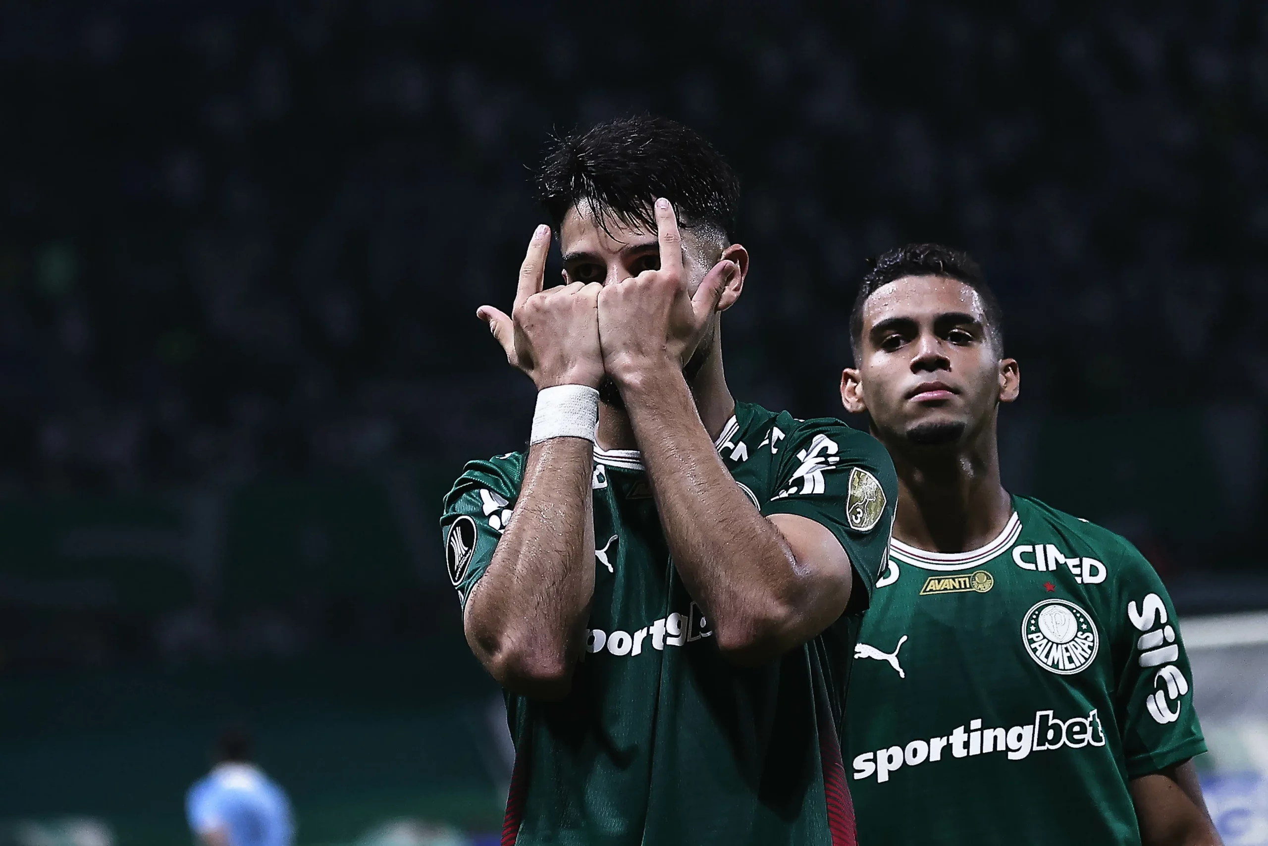 Arthur comemora com Flaco López o gol da vitória palmeirense sobre o Sporting Cristal – Foto: Ettore Chiereguini/AGIF