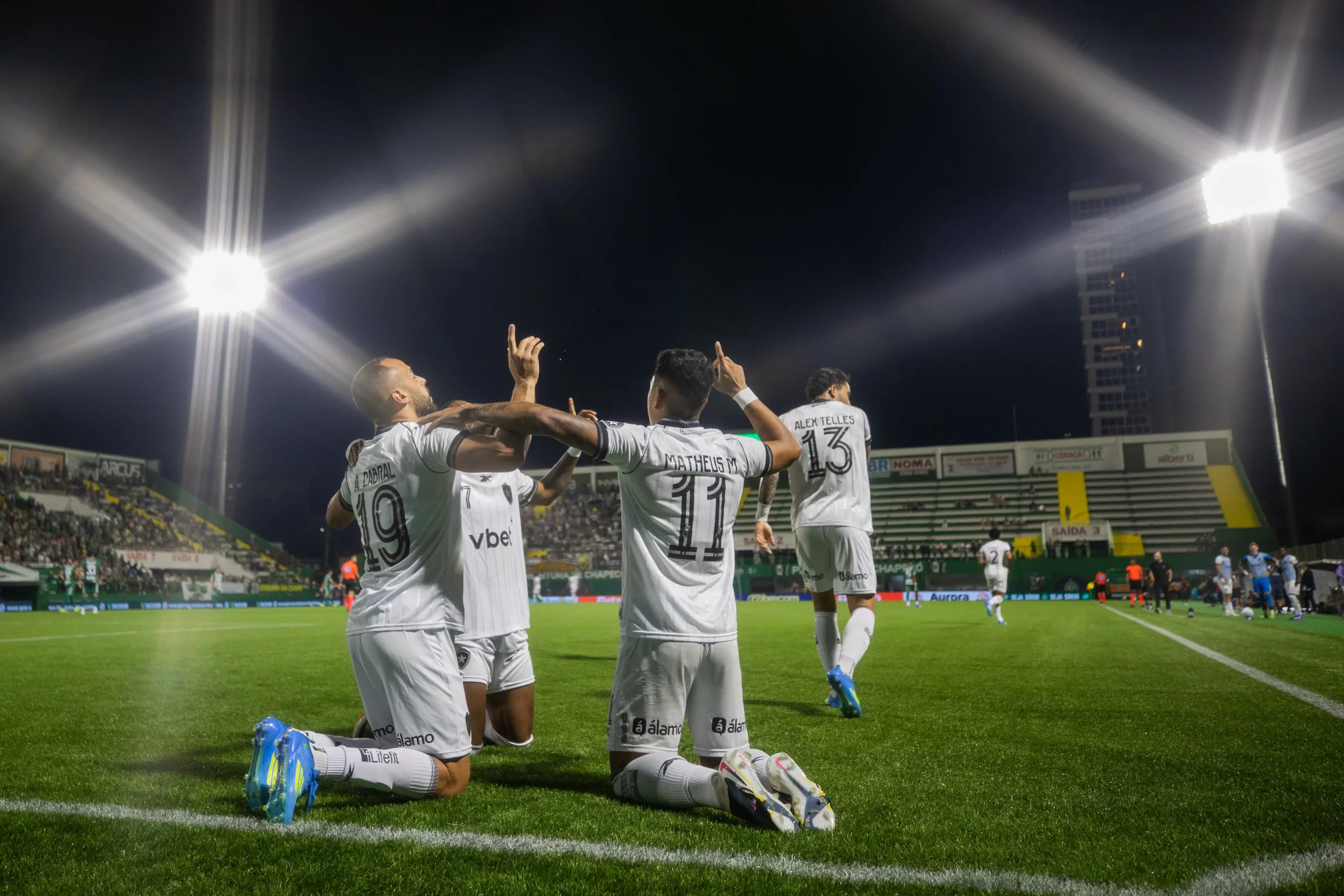Matheus Martins jogador do Botafogo comemora seu gol com jogadores do seu time durante partida contra o Chapecoense no estadio Arena Conda pelo campeonato Brasileiro A 2026. Foto: Liamara Polli/AGIF