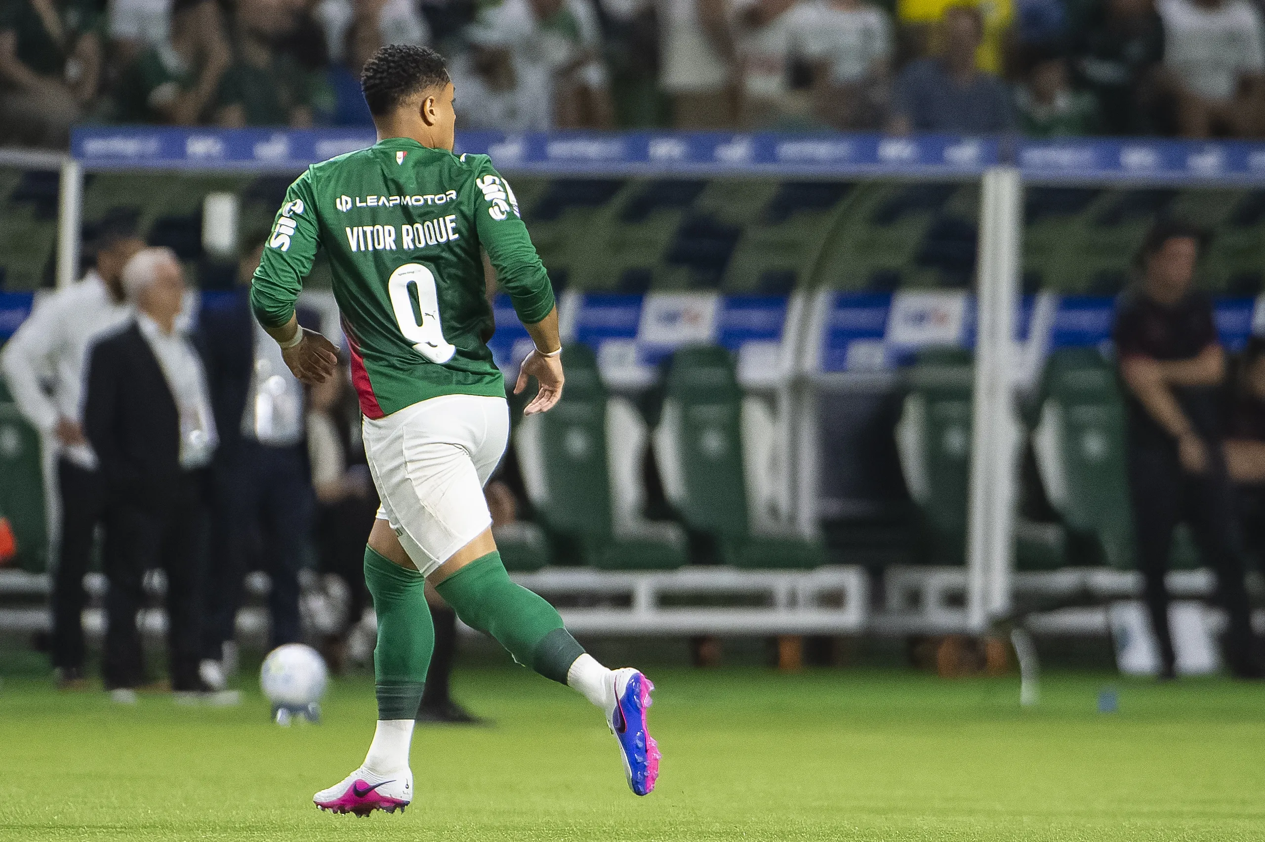 Vitor Roque em ação pelo Palmeiras. Foto: Anderson Romao/AGIF