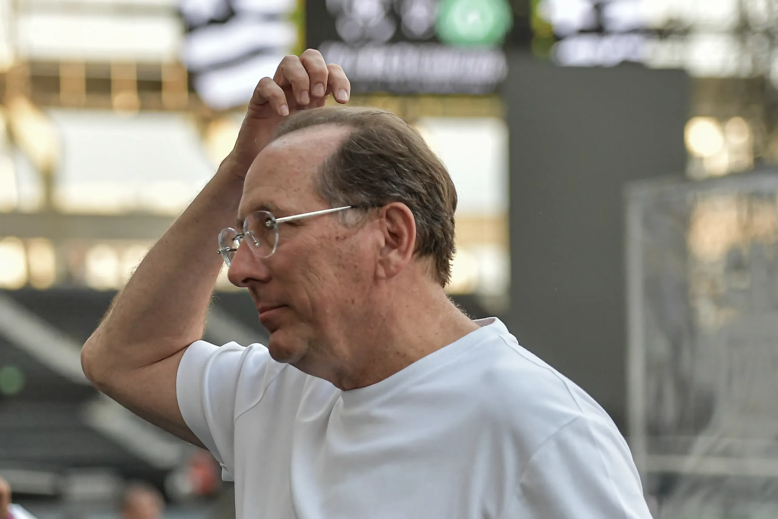 RJ – RIO DE JANEIRO – 21/04/2026 – COPA DO BRASIL 2026, BOTAFOGO X CHAPECOENSE – John Textor CEO do Botafogo durante aquecimento antes da partida contra o Chapecoense no estadio Engenhao pelo campeonato Copa Do Brasil 2026. Foto: Thiago Ribeiro/AGIF