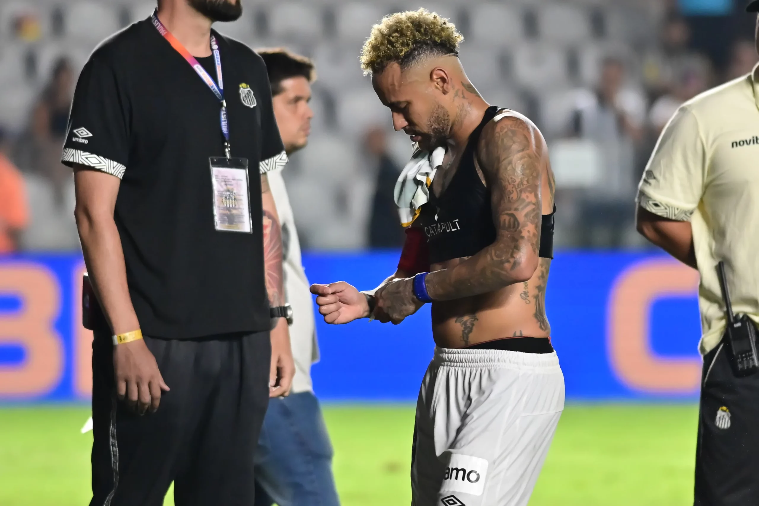 SP – SANTOS – 22/04/2026 – COPA DO BRASIL 2026, SANTOS X CORITIBA – Neymar jogador do Santos deixa o campo apos partida contra o Coritiba no estadio Vila Belmiro pelo campeonato Copa Do Brasil 2026. Foto: Jota Erre/AGIF