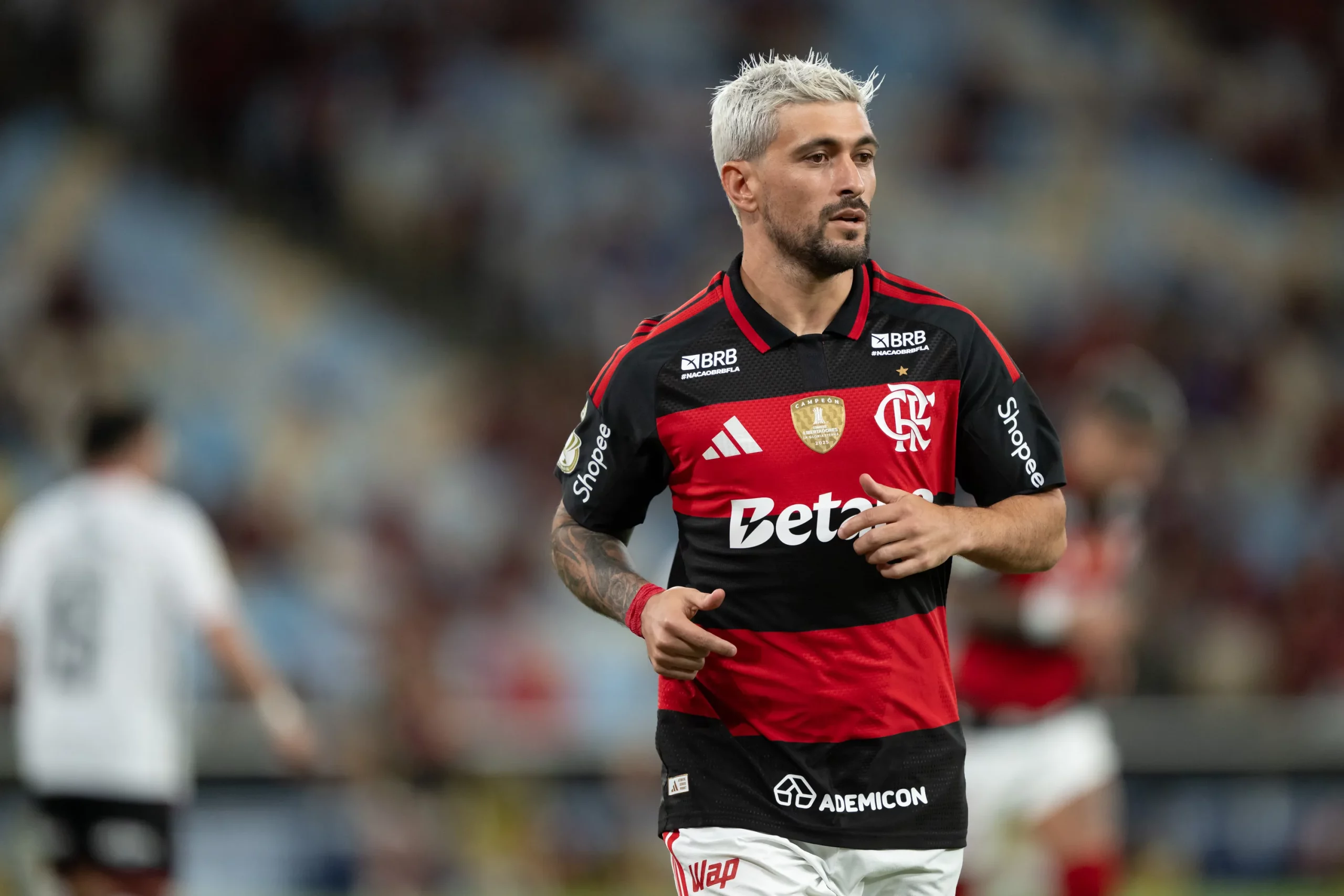 RJ – RIO DE JANEIRO – 22/04/2026 – COPA DO BRASIL 2026, FLAMENGO X VITORIA – De Arrascaeta jogador do Flamengo durante partida contra o Vitoria no estadio Maracana pelo campeonato Copa Do Brasil 2026. Foto: Jorge Rodrigues/AGIF