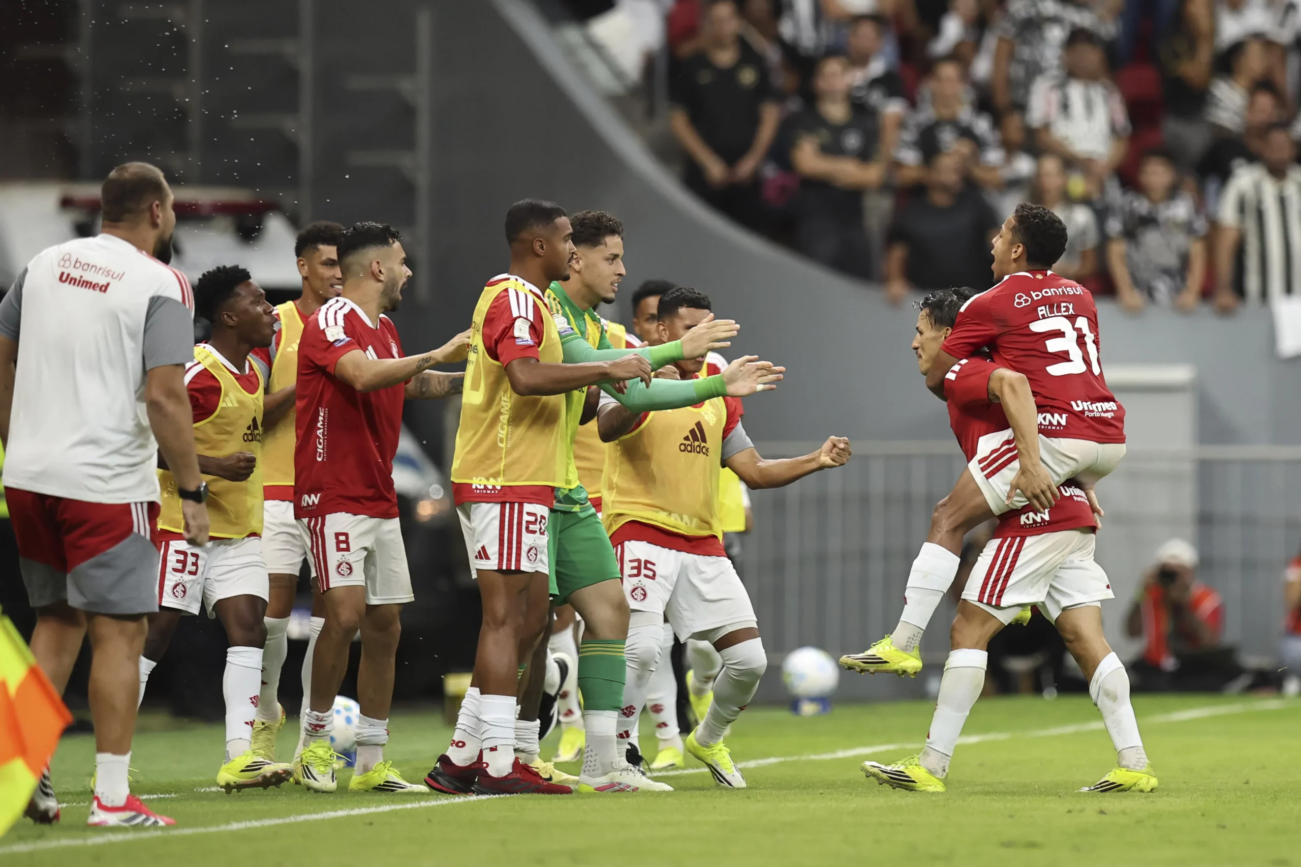 Bernabei comemorando gol diante do Fogão. Foto: Mateus Bonomi/AGIF