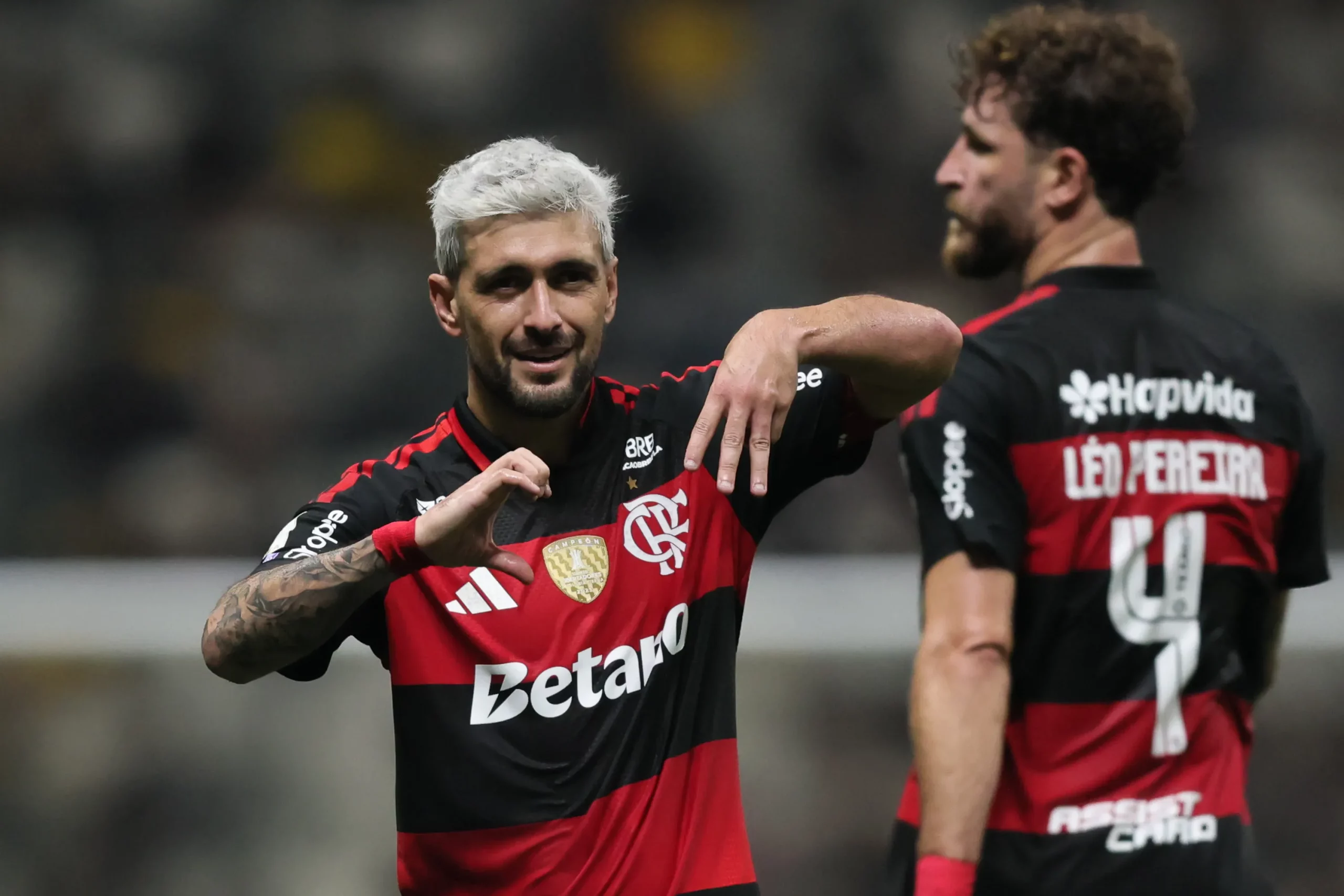 Arrascaeta jogador do Flamengo comemora seu gol durante partida contra o Atletico-MG no estadio Arena MRV pelo campeonato Brasileiro A 2026. Foto: Gilson Lobo/AGIF