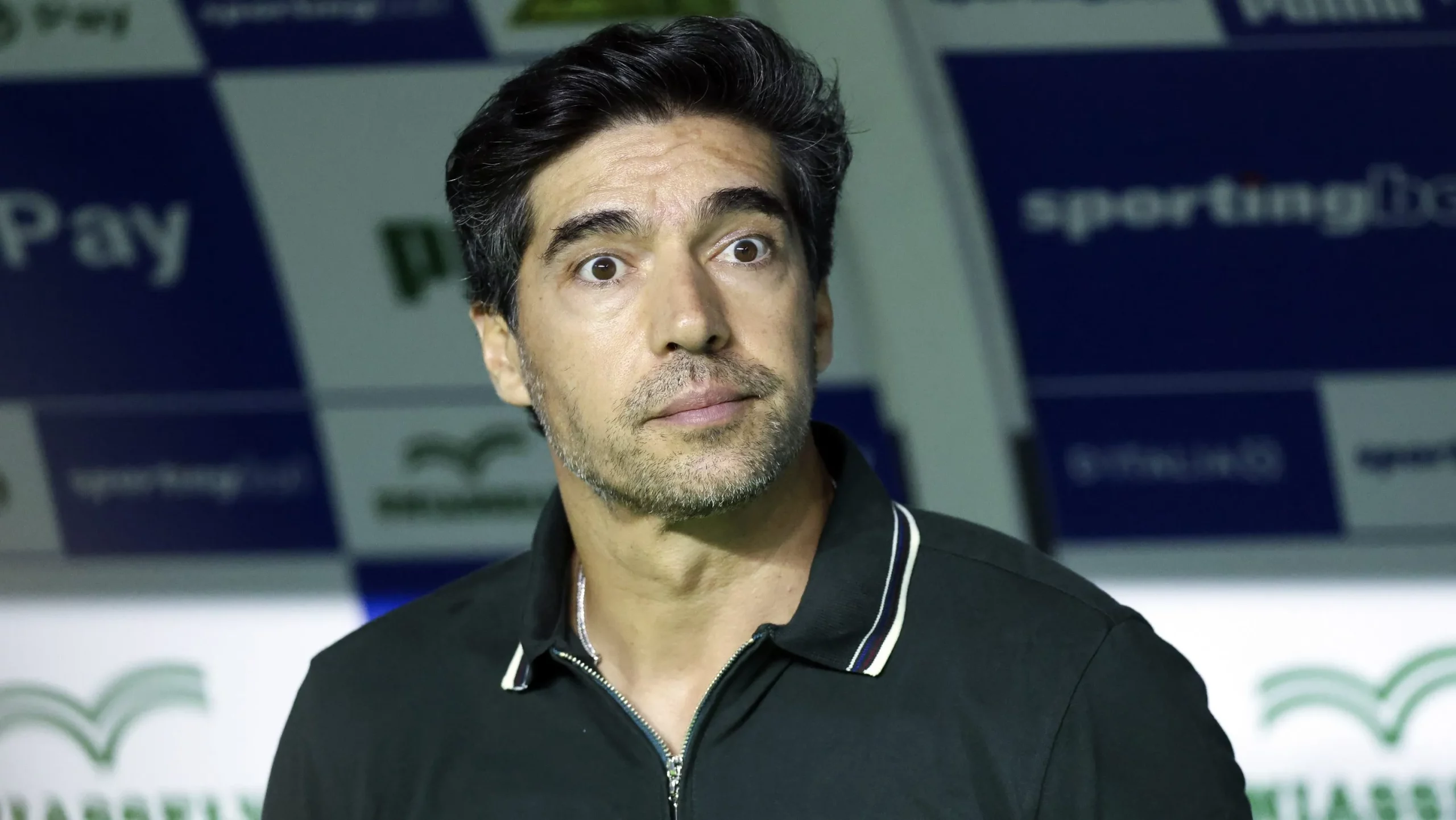 Abel Ferreira terá que cumprir mais quatro jogos de suspensão até voltar a comandar o Palmeiras contra o Cruzeiro – Foto: Getty Images