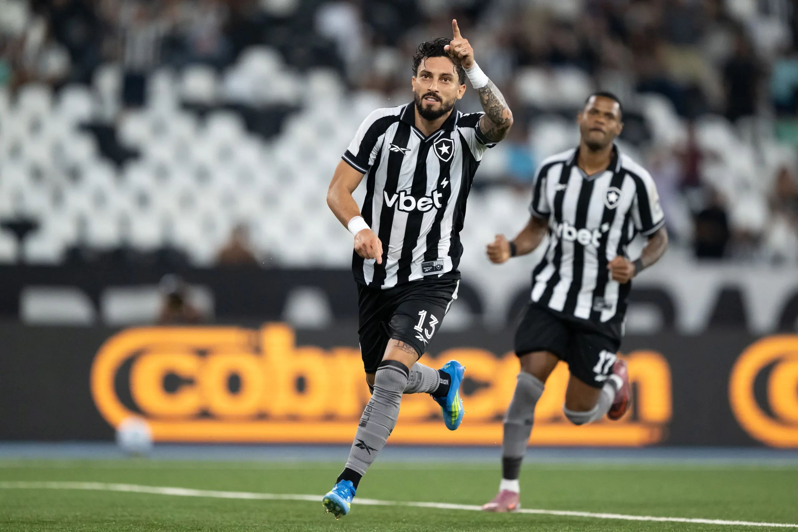 Alex Telles pelo Botafogo. Foto: Jorge Rodrigues/AGIF
